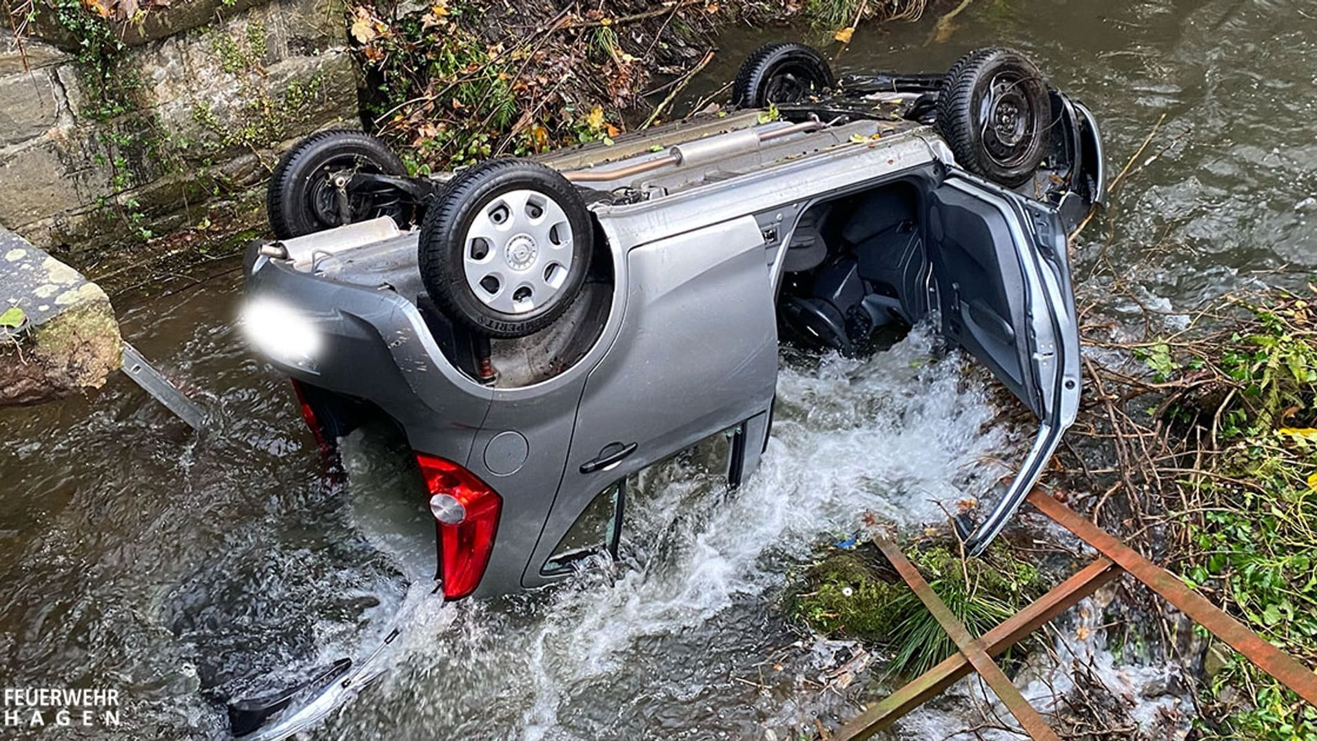 Mit Auto in Fluss gestürzt: Feuerwehr befreit Fahrerin Mit Auto in Fluss gestürzt: Feuerwehr befreit Fahrerin