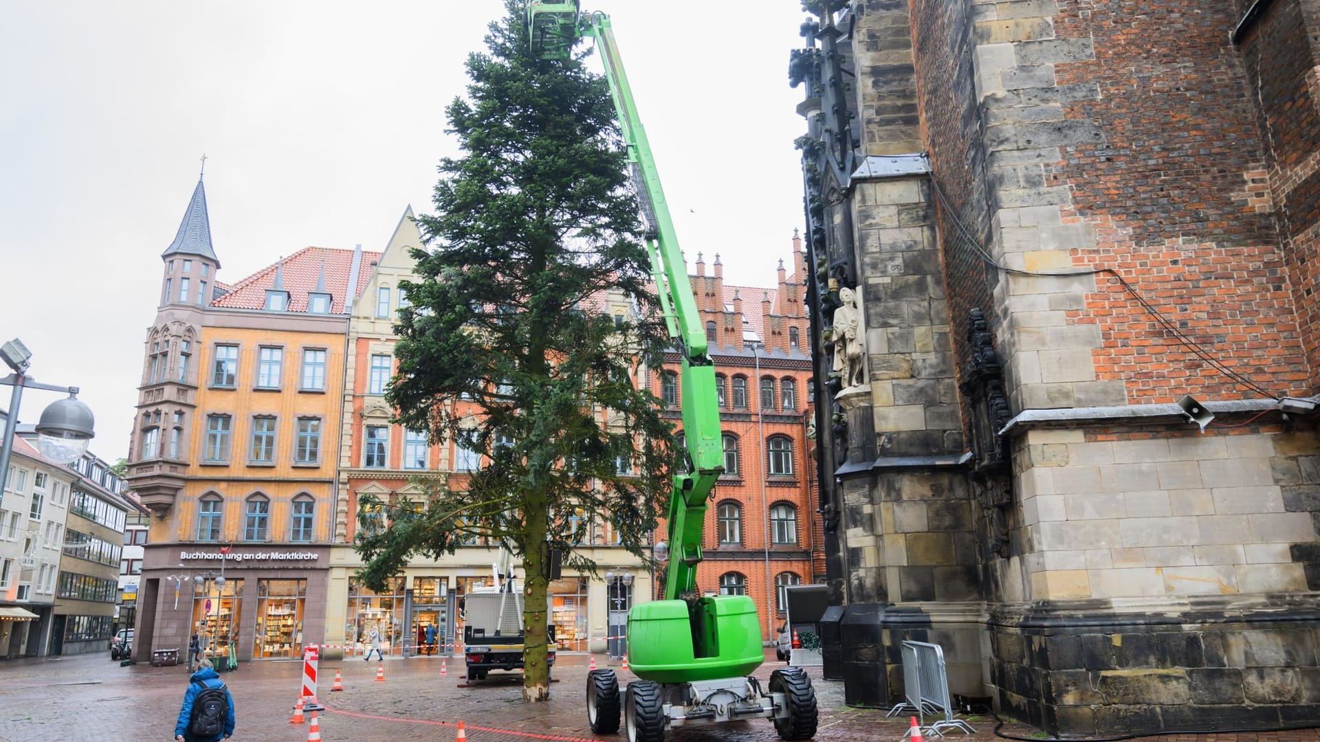 Arbeiter schmücken mithilfe von Hubsteigern den Weihnachtsbaum vor der Marktkirche: Der sorgt nun für Spott und Häme.