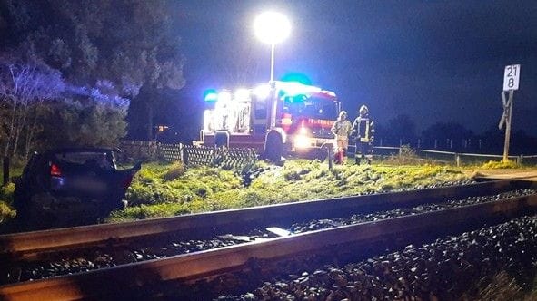 Kollision am Bahnübergang: Eine Person ist bei dem Zusammenstoß verletzt worden.