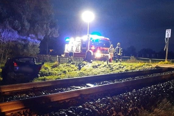 Kollision am Bahnübergang: Eine Person ist bei dem Zusammenstoß verletzt worden.