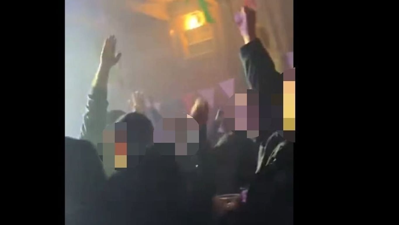 Mann auf einer Erntefeier in Vorpommern hebt den rechten Arm: Nach der Party ging ein Video viral, in dem die Menge rechtsextreme Parolen rief.
