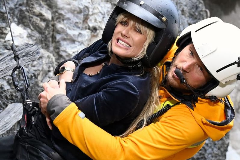 "Die Bergretter": Markus (Sebastian Ströbel) kann Isabell Klett (Heidi Klum) in letzter Minute retten, natürlich.