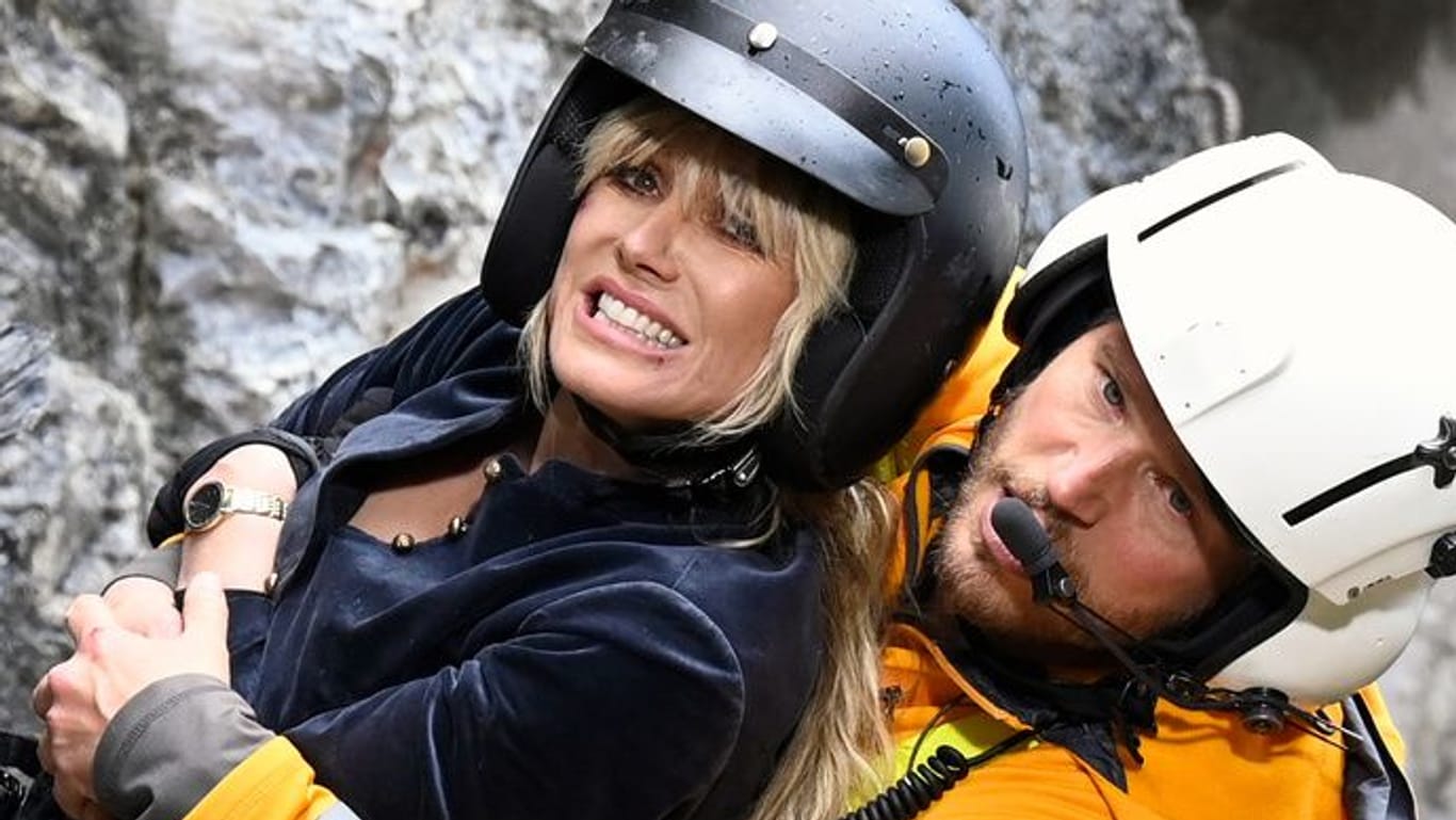 "Die Bergretter": Markus (Sebastian Ströbel) kann Isabell Klett (Heidi Klum) in letzter Minute retten, natürlich.