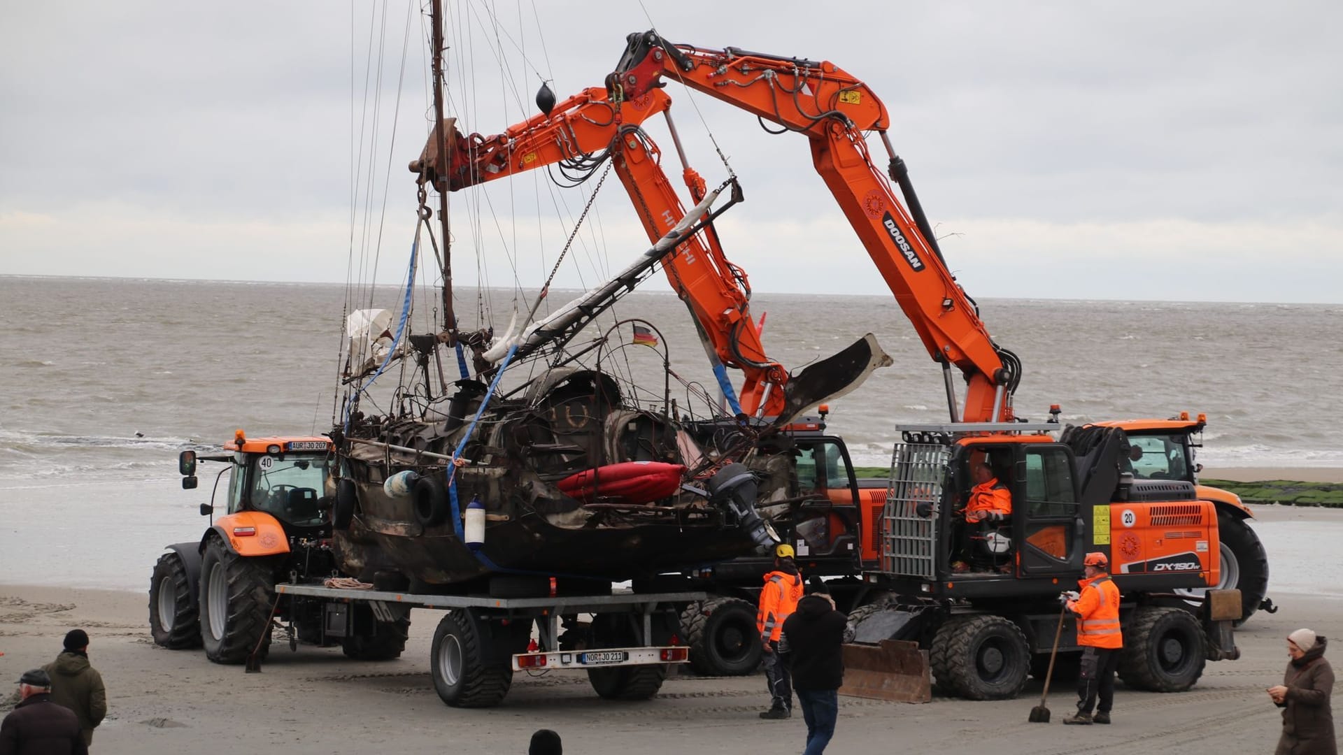 Das gestrandete Segelschiff "Wibo" wird auf einen Anhänger verladen (Archivfoto): Wann das Geisterschiff ins Museum kommt, steht noch nicht fest.