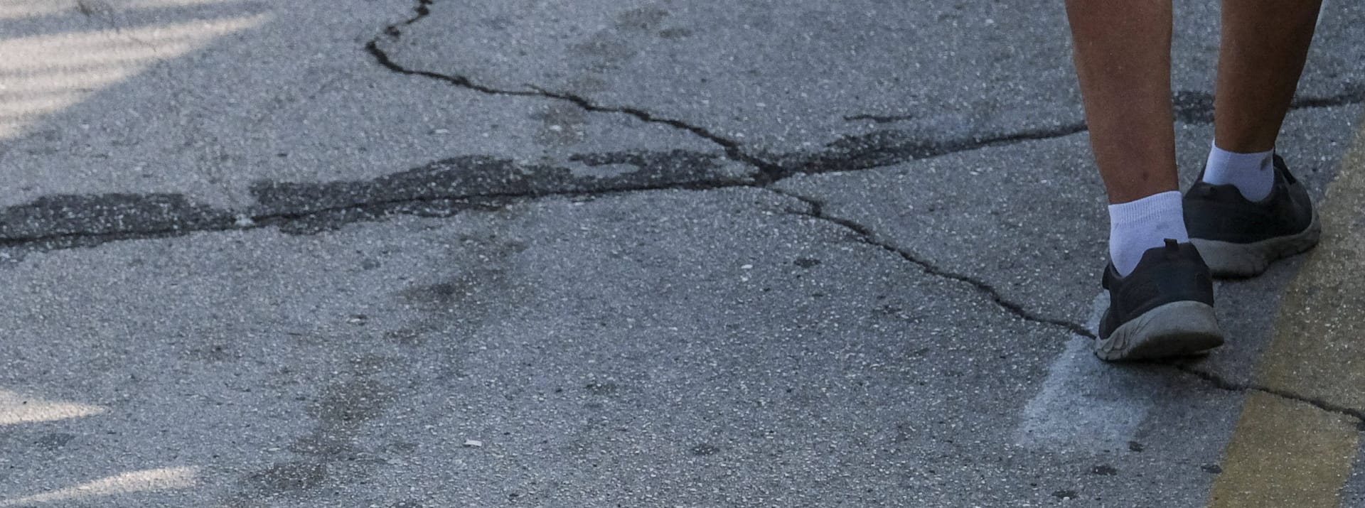 Die anhaltenden seismischen Aktivitäten in der Region um die Phlegräischen Felder hinterlassen ihre Spuren. Risse in den Straßen von Pozzuoli zeugen von Beben.