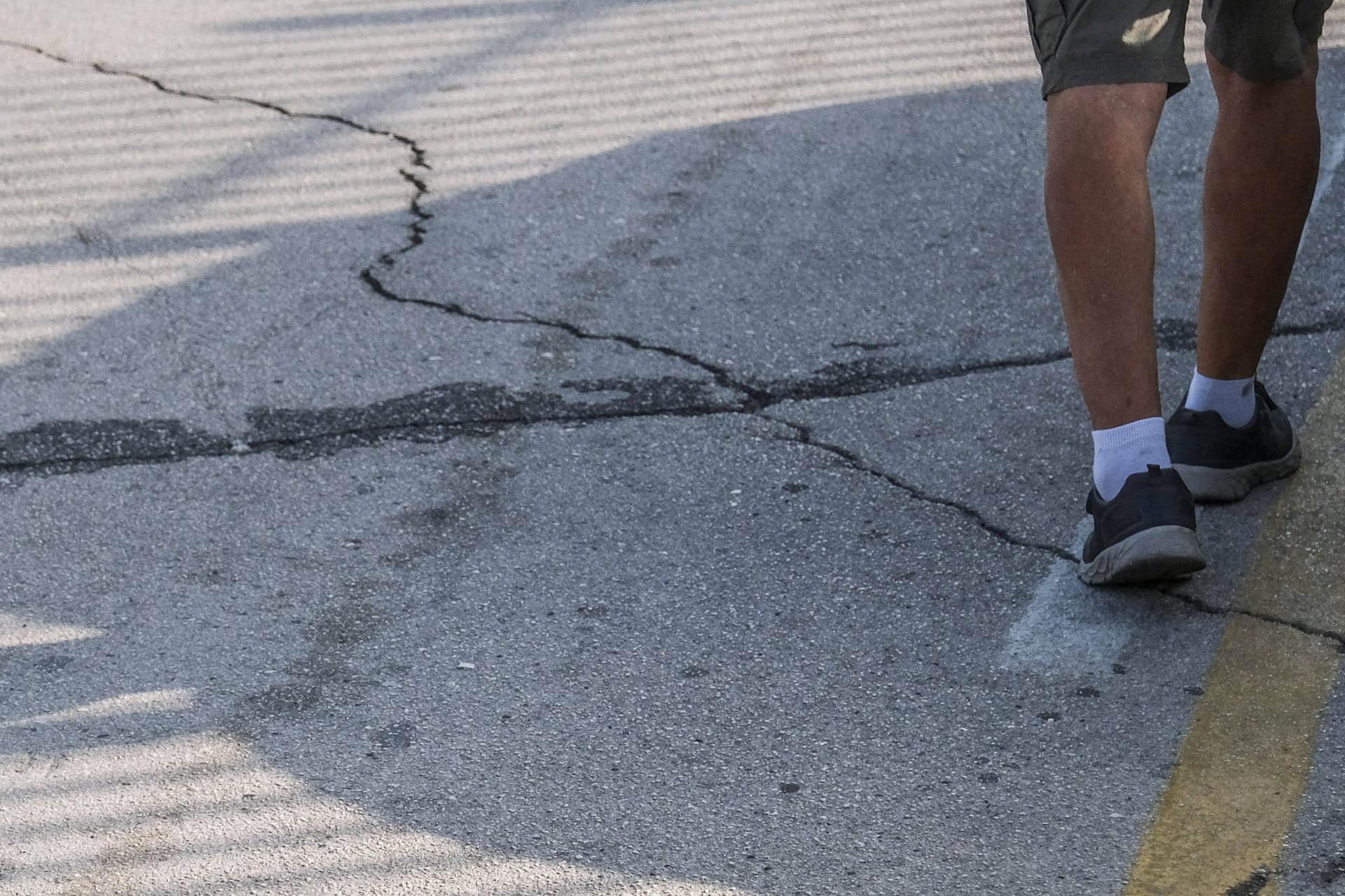 Die anhaltenden seismischen Aktivitäten in der Region um die Phlegräischen Felder hinterlassen ihre Spuren. Risse in den Straßen von Pozzuoli zeugen von Beben.