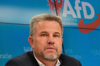 Philip Zeschmann, ehemals Fraktionsmitglied von BVB/Freie Wähler, spricht während einer Pressekonferenz der AfD