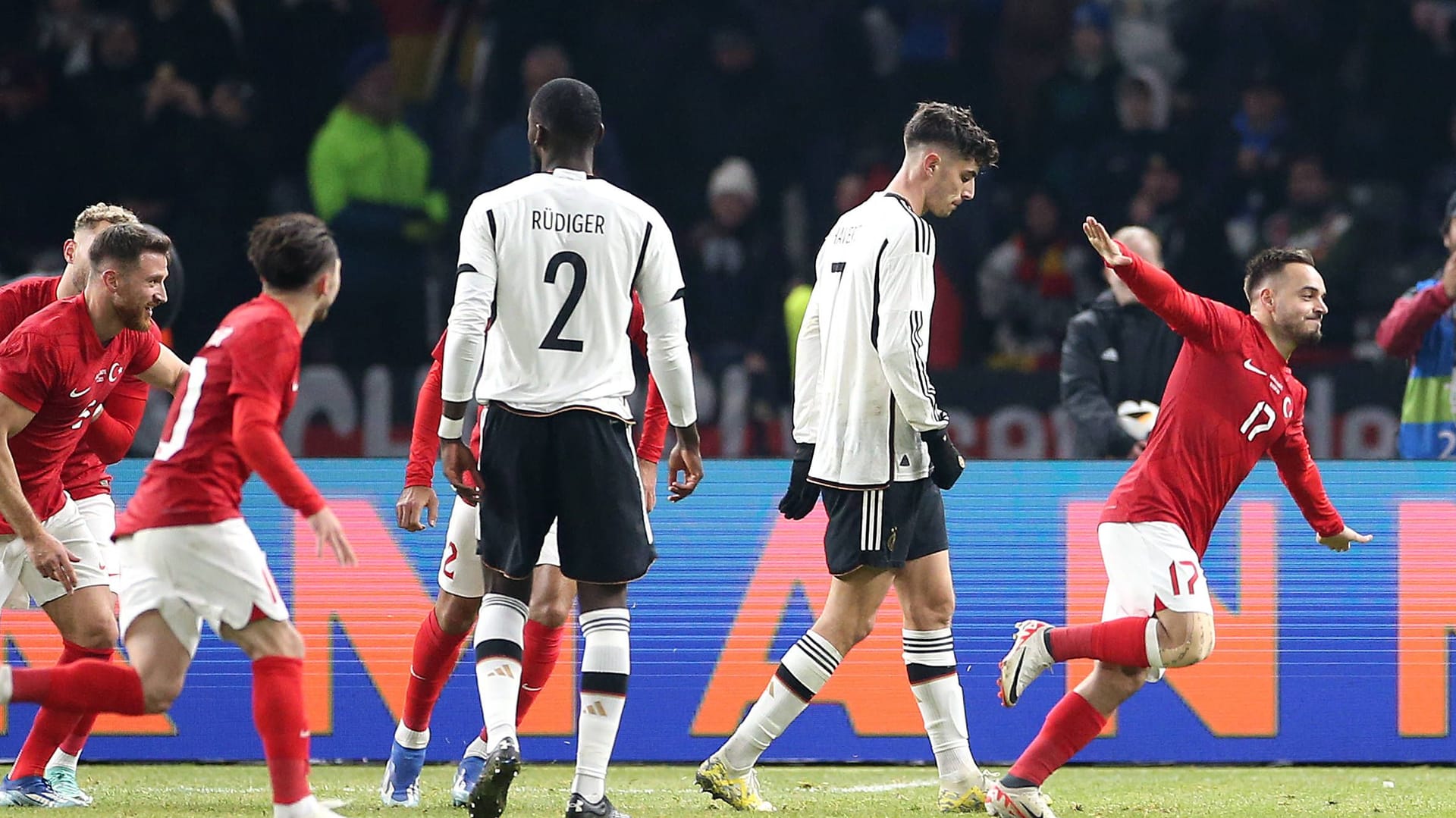 Freud und Leid: Die türkischen Spieler jubeln im Olympiastadion, das DFB-Team ist enttäuscht.