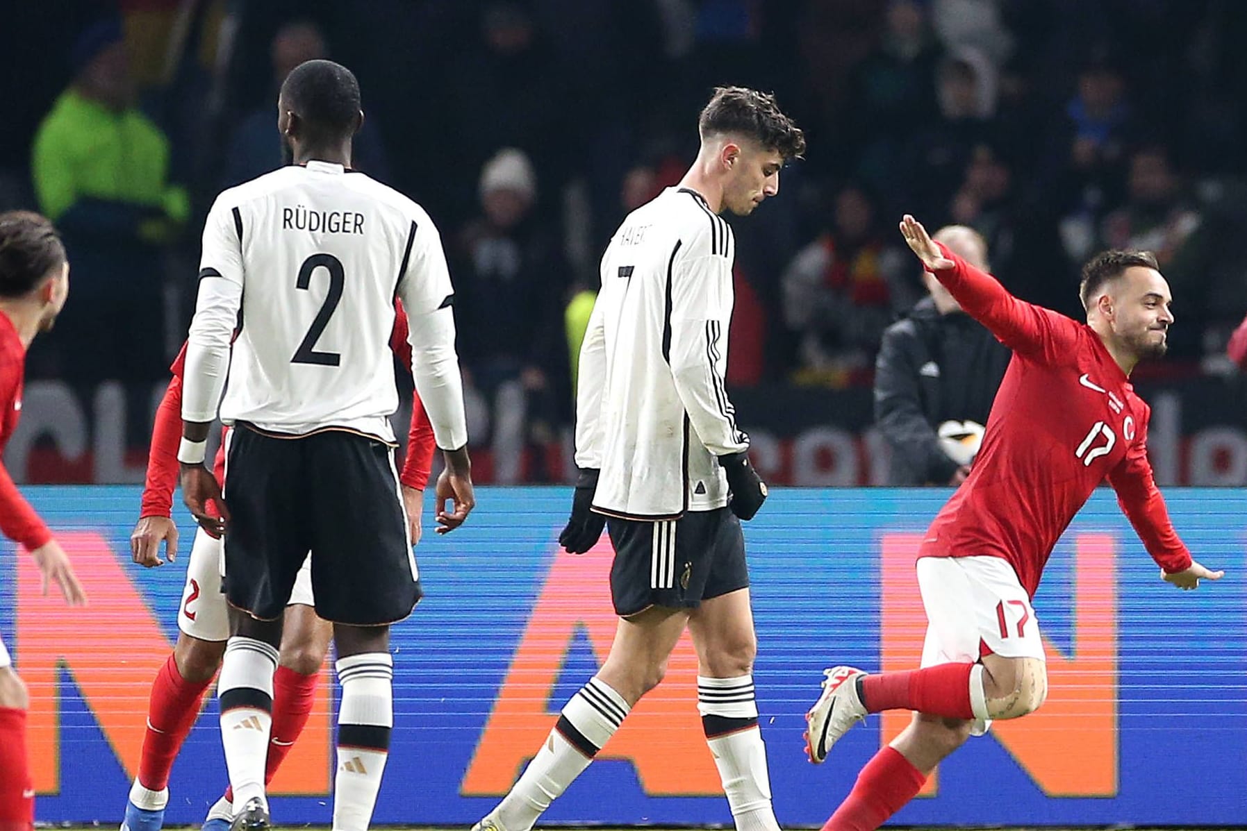 Freud und Leid: Die türkischen Spieler jubeln im Olympiastadion, das DFB-Team ist enttäuscht.