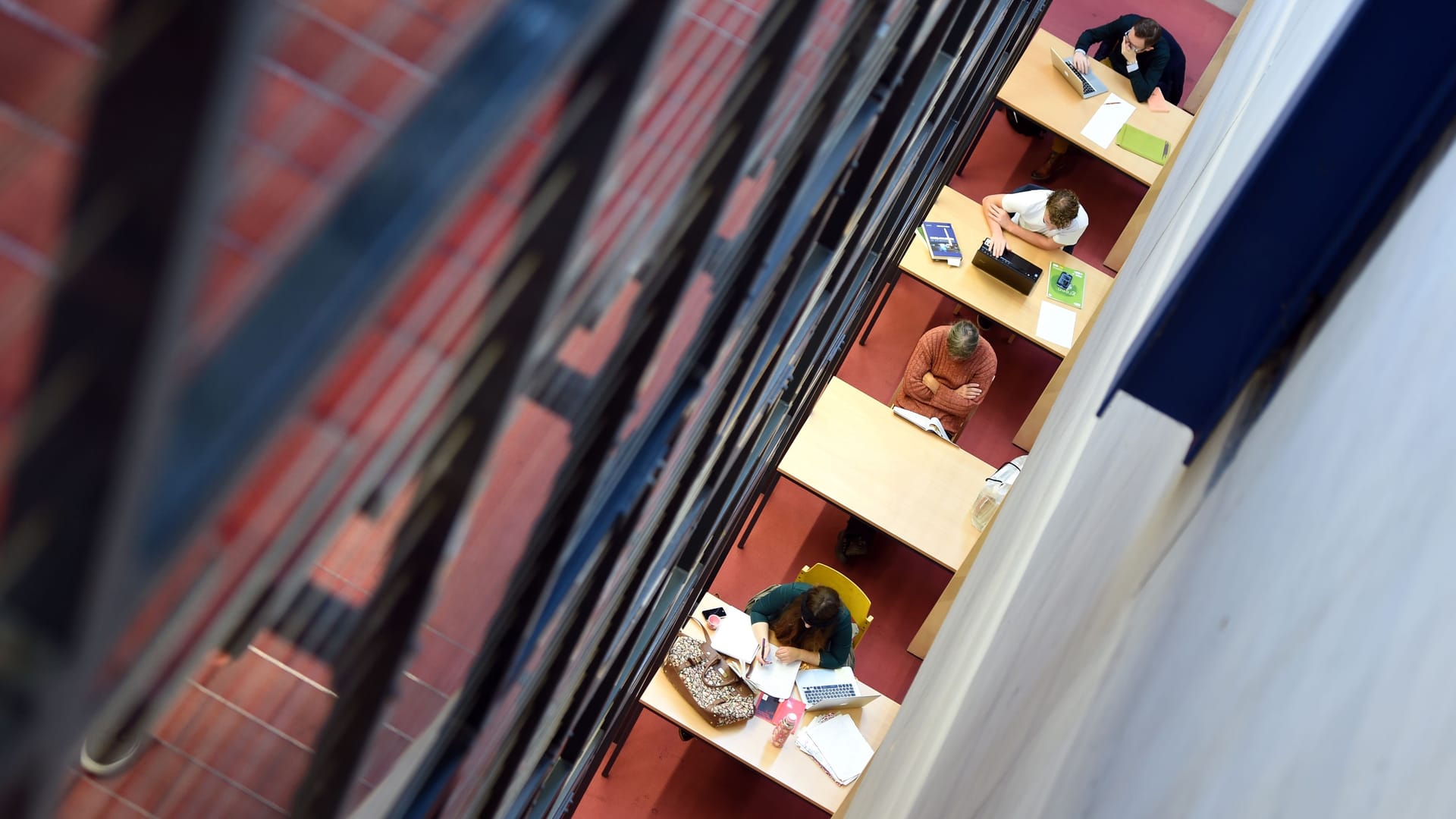 Studierende in der Bibliothek (Symbolbild): Mit Leistung kann man alles erreichen? Die Realität sieht anders aus.