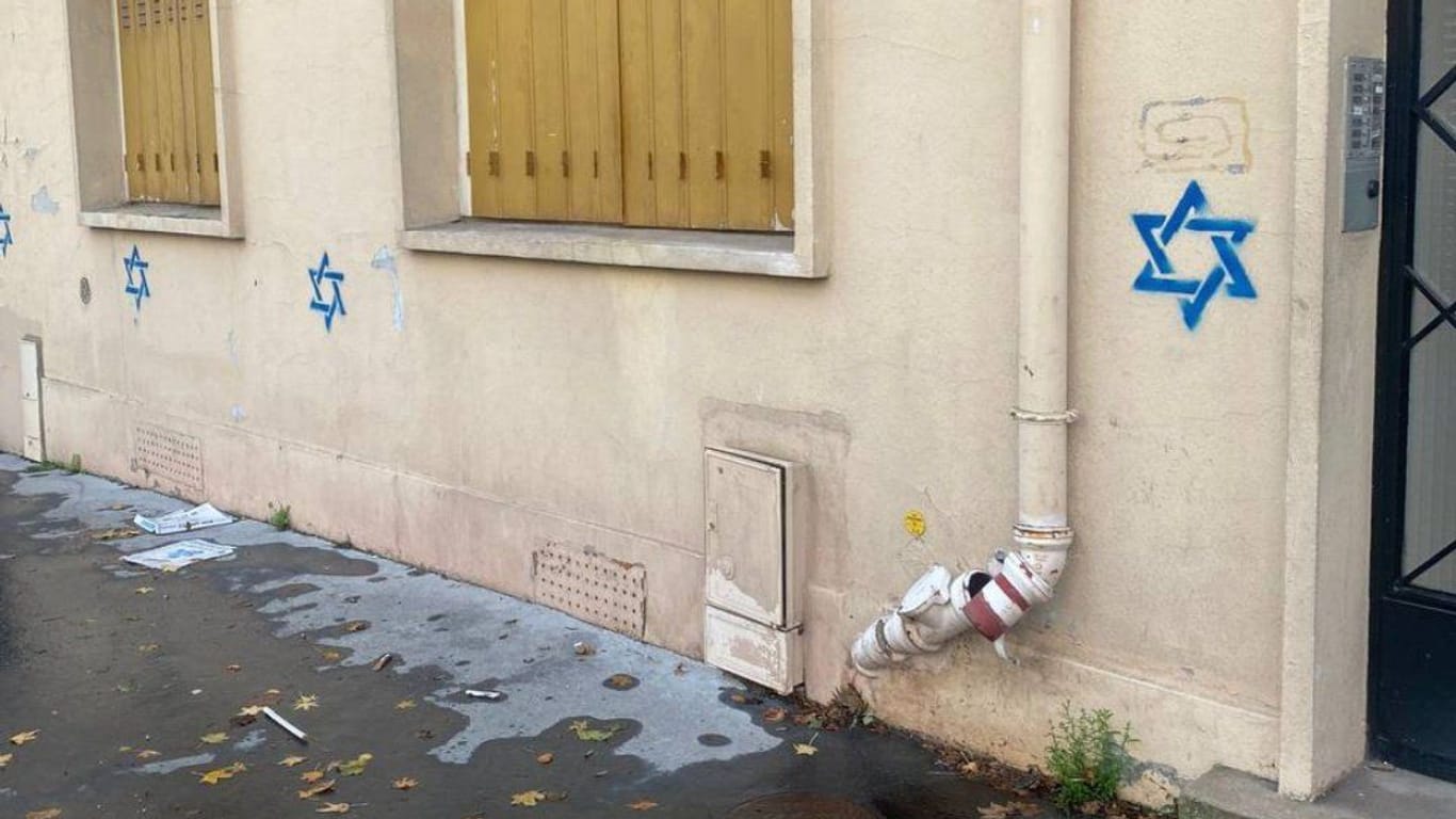 Davidsterne an Hauswänden: Hinter diesen Sprayereien in Frankreich steckt offenbar ein pro-russisches Netzwerk, das Unruhe im Westen schüren will.