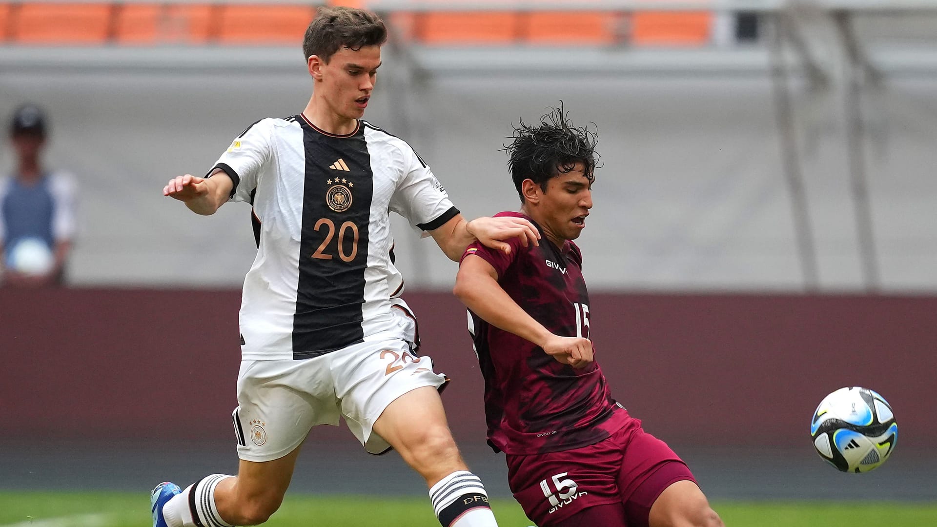 Robert Ramsak (l.) vom FC Bayern erzielte das 1:0.