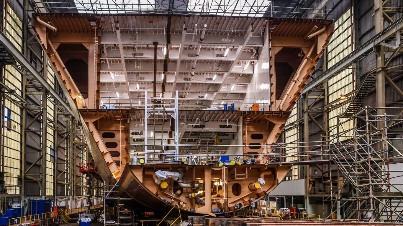 Eine im Bau befindliche Fähre steht bei der Flensburger Schiffbaugesellschaft (Archivfoto): Zusammen mit dem Standort in Rendsburg sind in beiden Werften rund 600 Angestellte beschäftigt.