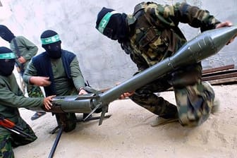 Terroristen der Hamas laden einen selbstgebauten Raketenwerfer (Archivbild): Der Chefentwickler solcher Waffensysteme soll laut israelischen Aussagen getötet worden sein.