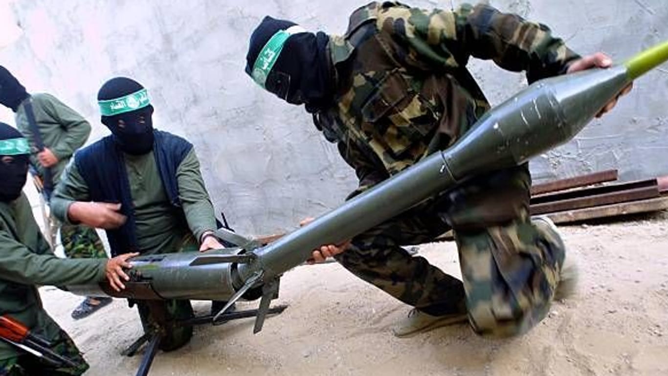 Terroristen der Hamas laden einen selbstgebauten Raketenwerfer (Archivbild): Der Chefentwickler solcher Waffensysteme soll laut israelischen Aussagen getötet worden sein.