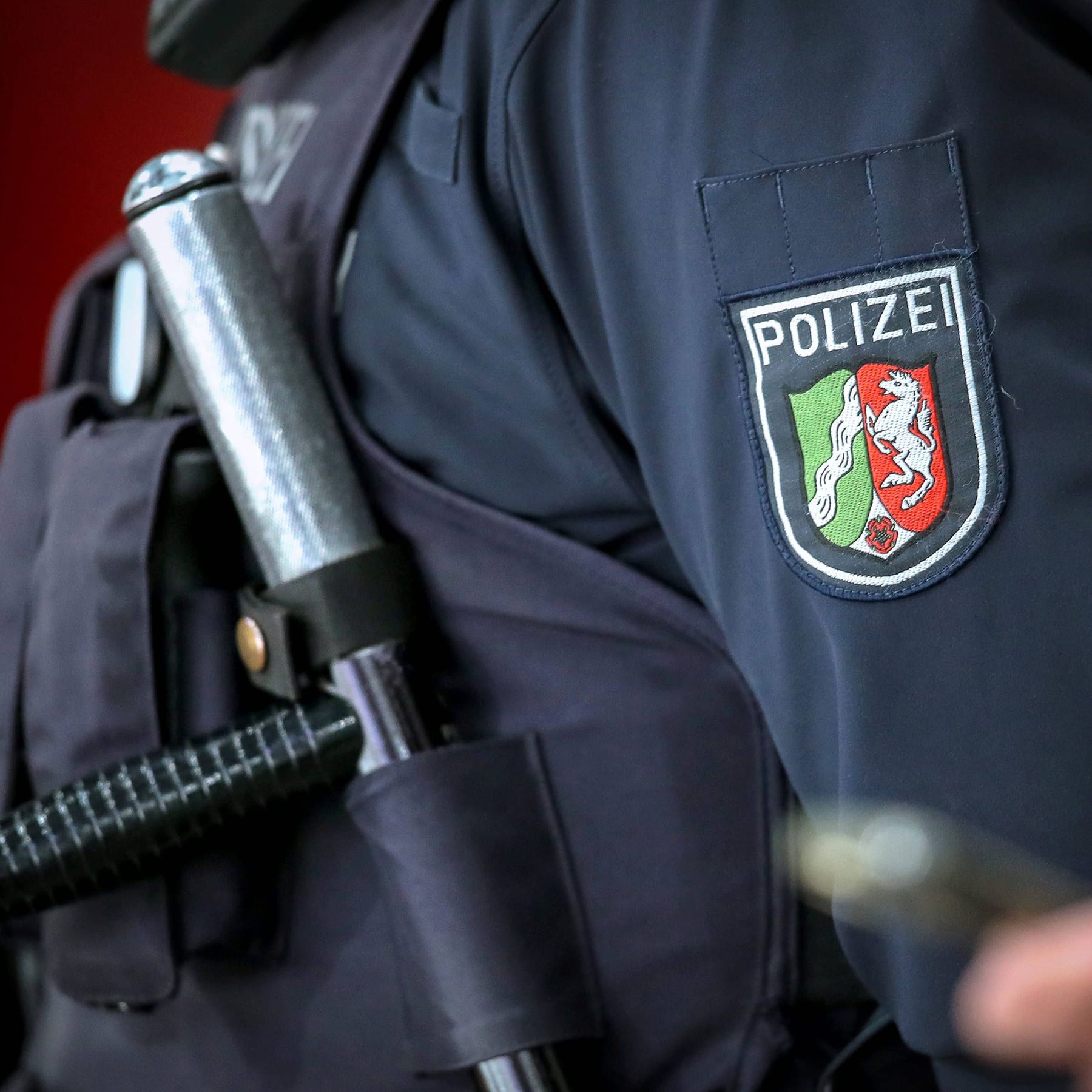 Frankfurt: Mann klaut Polizei Schlagstock und geht damit direkt auf sie los
