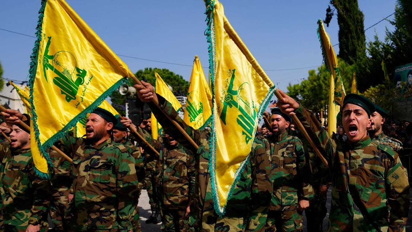 Hisbollah-Anhänger (Archivbild): In ihrer Ideologie stimmen sie mit der anti-israelischen Position des Regimes im Iran überein.
