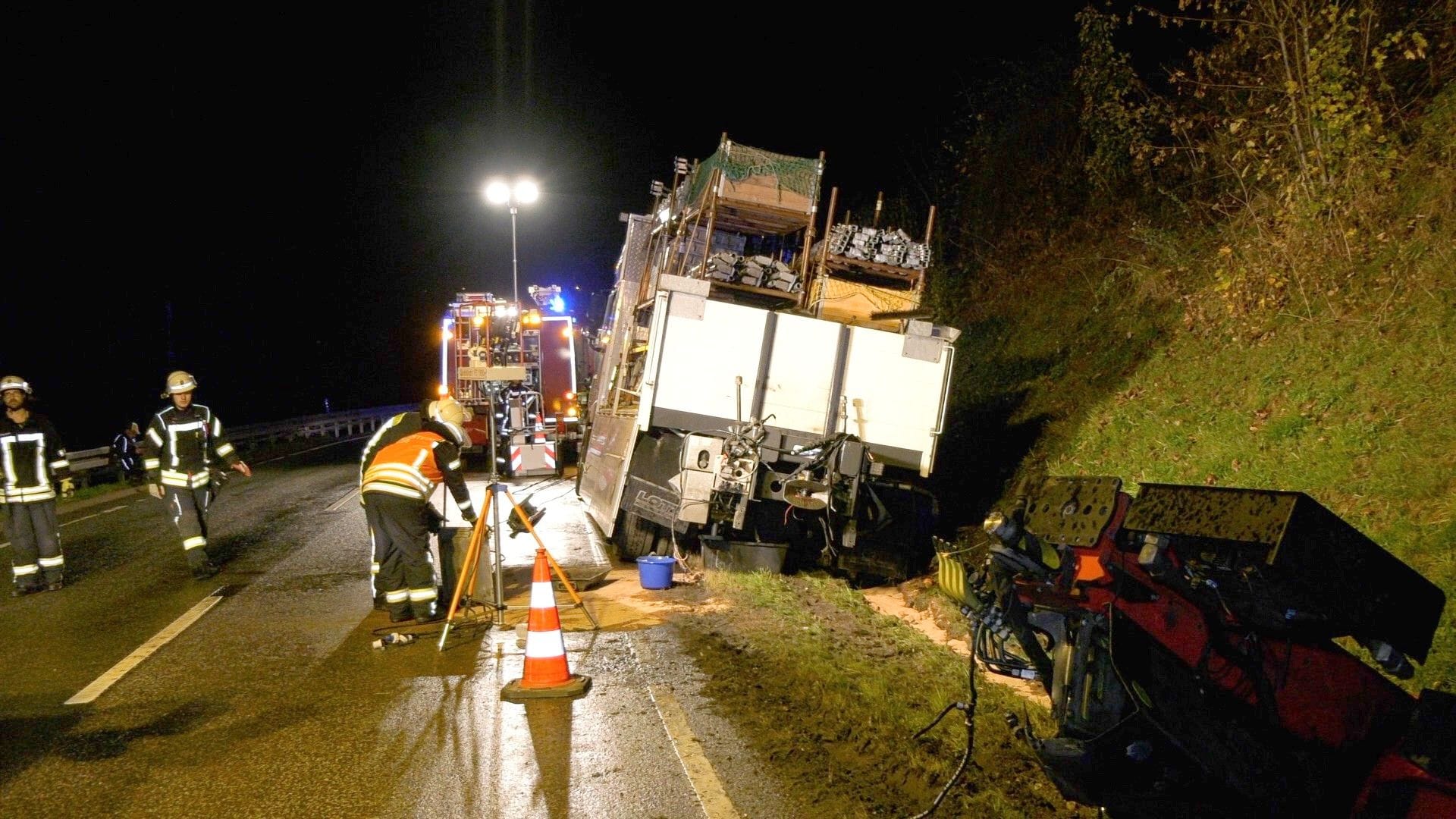 Unfallstelle im Rheingau-Taunus-Kreis: Bis tief in die Nacht liefen die Reinigungsarbeiten.