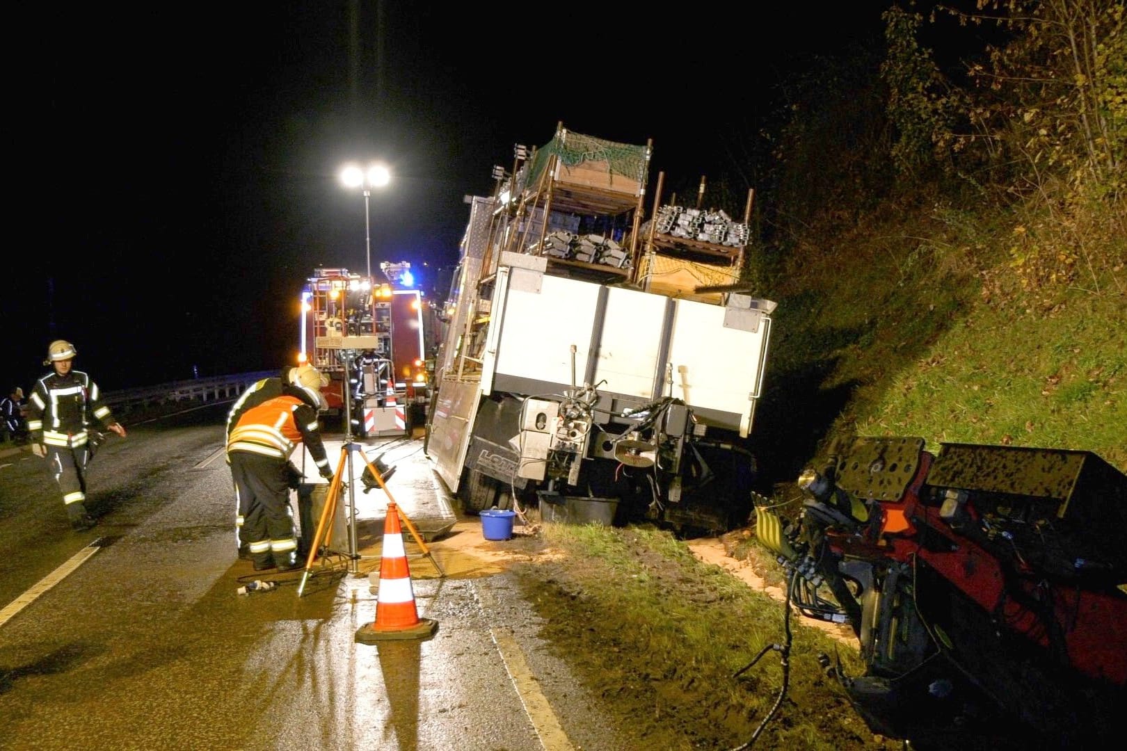 Unfallstelle im Rheingau-Taunus-Kreis: Bis tief in die Nacht liefen die Reinigungsarbeiten.