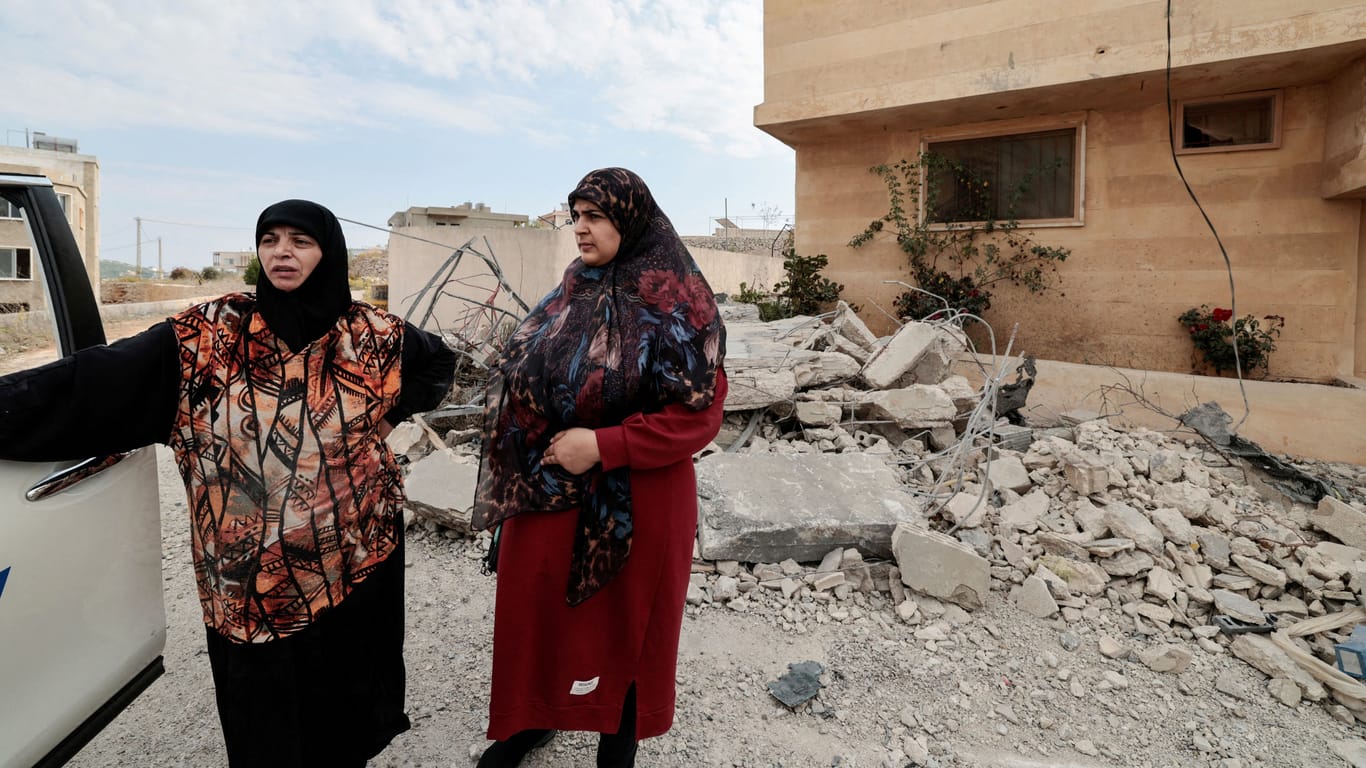 Zwei Frauen stehen neben Trümmern ihres Hauses im Libanon: Die Bevölkerung in der Grenzregion ist von dem Gefecht zwischen der Hisbollah und der israelischen Armee betroffen.