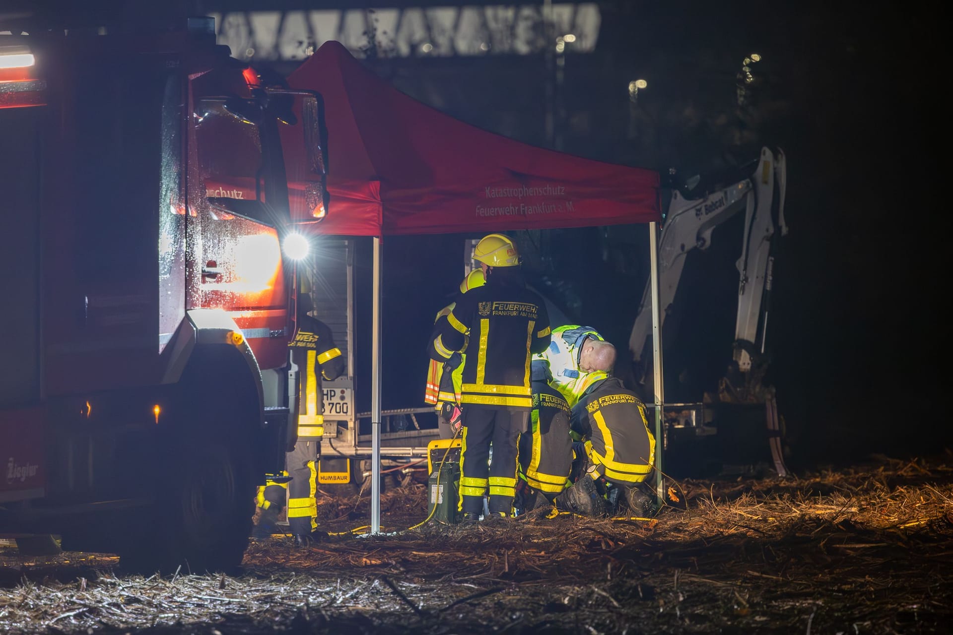 Am Montagabend wurde eine Weltkriegsbombe in einem Waldstück auf höhe der Start- und Landebahnen des Frankfurter Flughafens, hinter der der Autobahn 5, entdeckt. Der Fund war das Ergebnis geplanter Sondierungsarbeiten in diesem Bereich.In Absprache mit dem Flughafenbetreiber, dem Regierungspräsidium, der Feuerwehr, der Polizei und dem Kampfmittelräumdienst wurde entschieden, mit der Entschärfung bis 23:00 Uhr zu warten. Zu diesem Zeitpunkt beginnt das Nachtflugverbot, wodurch der Flughafenbetrieb nicht beeinträchtigt werden würde.Als Vorsichtsmaßnahme wurde die Autobahn 5 in beide Richtungen ab 23:00 Uhr gesperrt. Die Entschärfung der Bombe verlief reibungslos und war bereits nach etwa 25 Minuten abgeschlossen. Anschließend konnten die Sperrungen der Autobahn wieder aufgehoben werden.