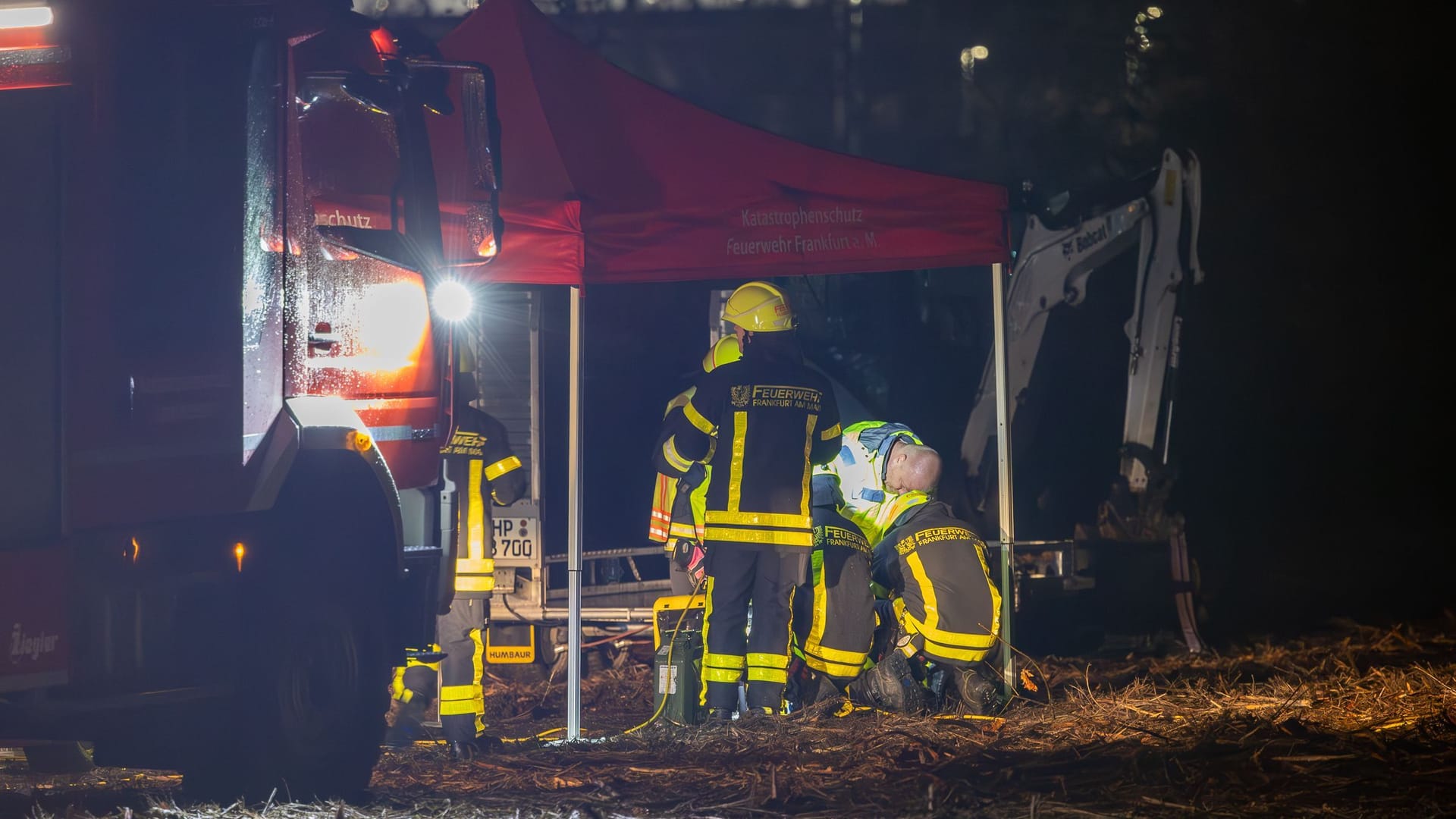 Am Montagabend wurde eine Weltkriegsbombe in einem Waldstück auf höhe der Start- und Landebahnen des Frankfurter Flughafens, hinter der der Autobahn 5, entdeckt. Der Fund war das Ergebnis geplanter Sondierungsarbeiten in diesem Bereich.In Absprache mit dem Flughafenbetreiber, dem Regierungspräsidium, der Feuerwehr, der Polizei und dem Kampfmittelräumdienst wurde entschieden, mit der Entschärfung bis 23:00 Uhr zu warten. Zu diesem Zeitpunkt beginnt das Nachtflugverbot, wodurch der Flughafenbetrieb nicht beeinträchtigt werden würde.Als Vorsichtsmaßnahme wurde die Autobahn 5 in beide Richtungen ab 23:00 Uhr gesperrt. Die Entschärfung der Bombe verlief reibungslos und war bereits nach etwa 25 Minuten abgeschlossen. Anschließend konnten die Sperrungen der Autobahn wieder aufgehoben werden.