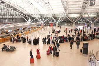 Reisende im Terminal 1 am Hamburger Flughafen: Tausende Fluggäste waren vom Samstagabend an von der Geiselnahme auf dem Hamburger Flughafen betroffen.