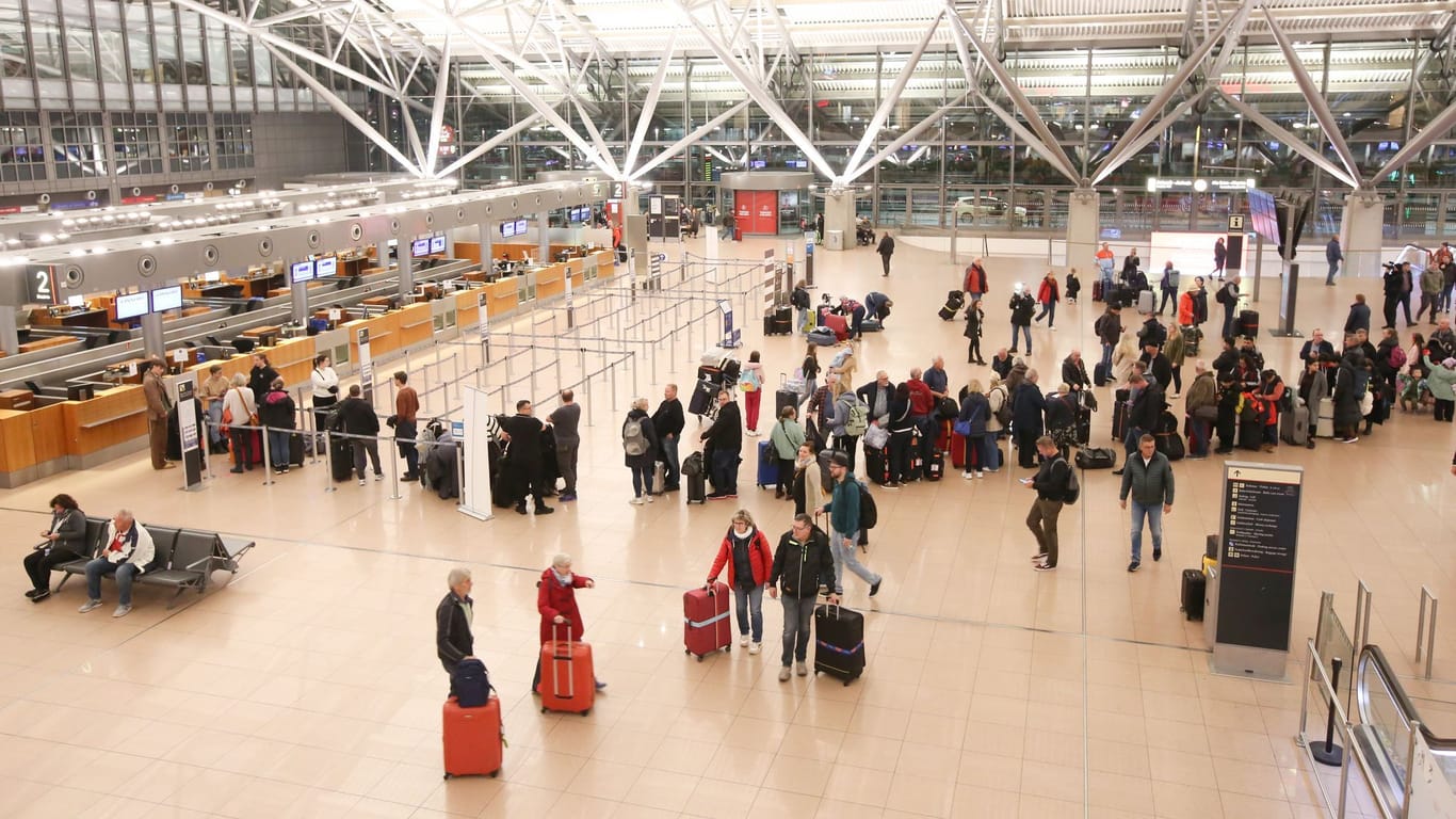 Reisende im Terminal 1 am Hamburger Flughafen: Tausende Fluggäste waren vom Samstagabend an von der Geiselnahme auf dem Hamburger Flughafen betroffen.
