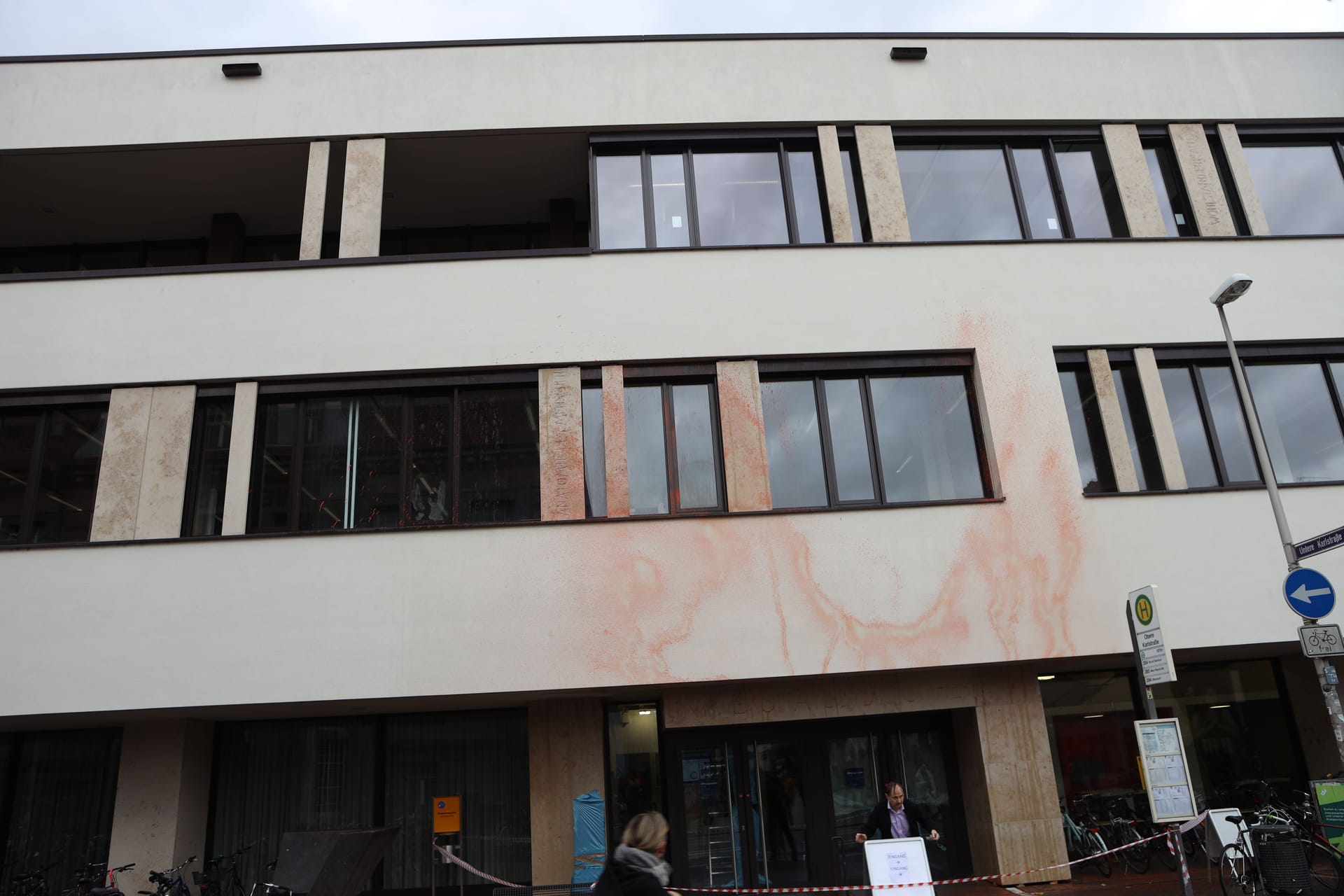 Die Fassade der Unibibliothek in Erlangen: Farbe ist nicht nur auf der Fassade, sondern auch vor dem Eingang gelandet.