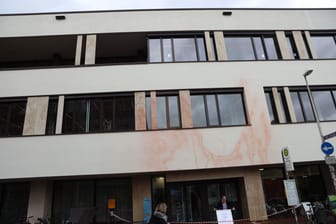 Die Fassade der Unibibliothek in Erlangen: Farbe ist nicht nur auf der Fassade, sondern auch vor dem Eingang gelandet.