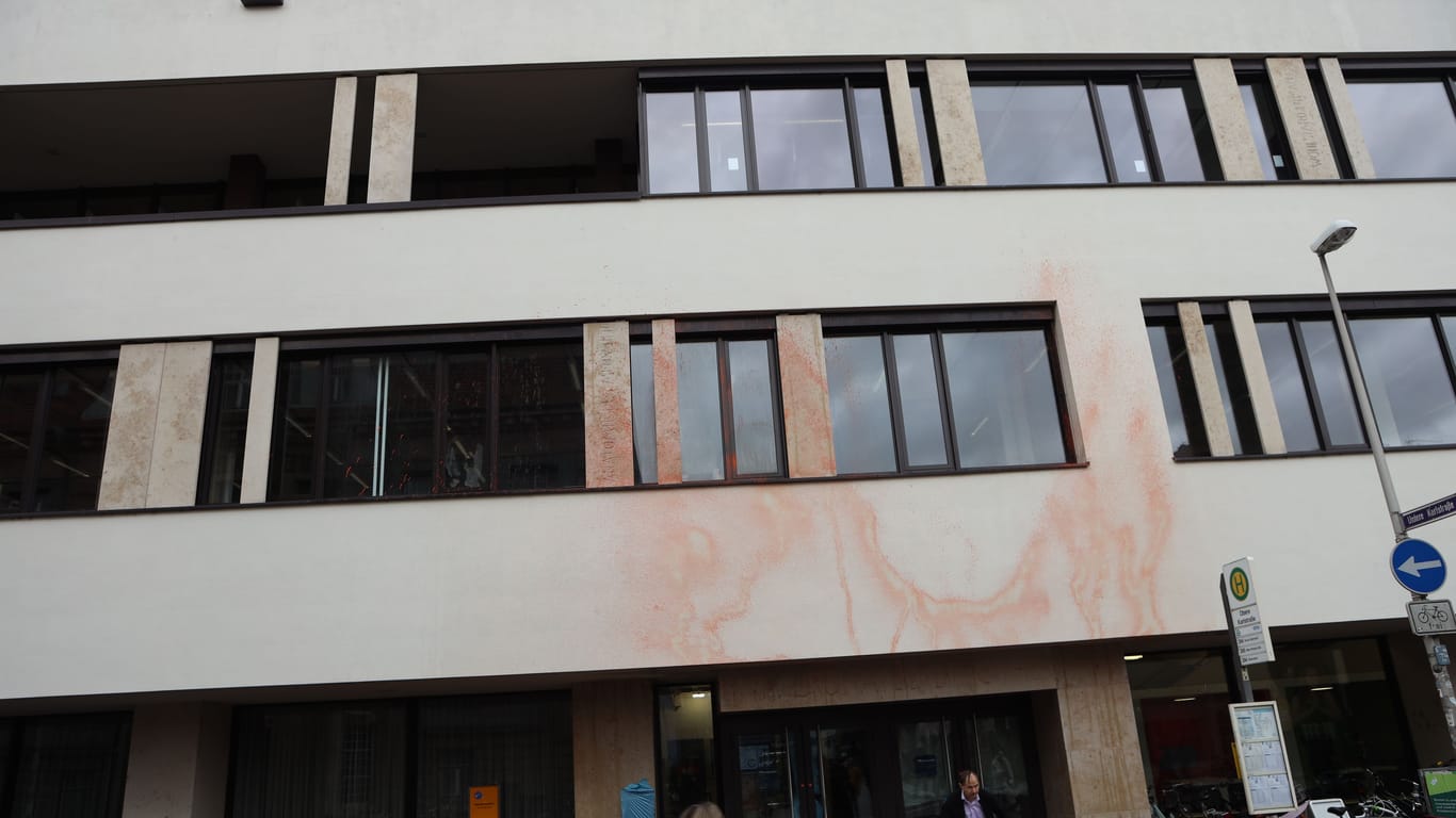 Die Fassade der Unibibliothek in Erlangen: Farbe ist nicht nur auf der Fassade, sondern auch vor dem Eingang gelandet.