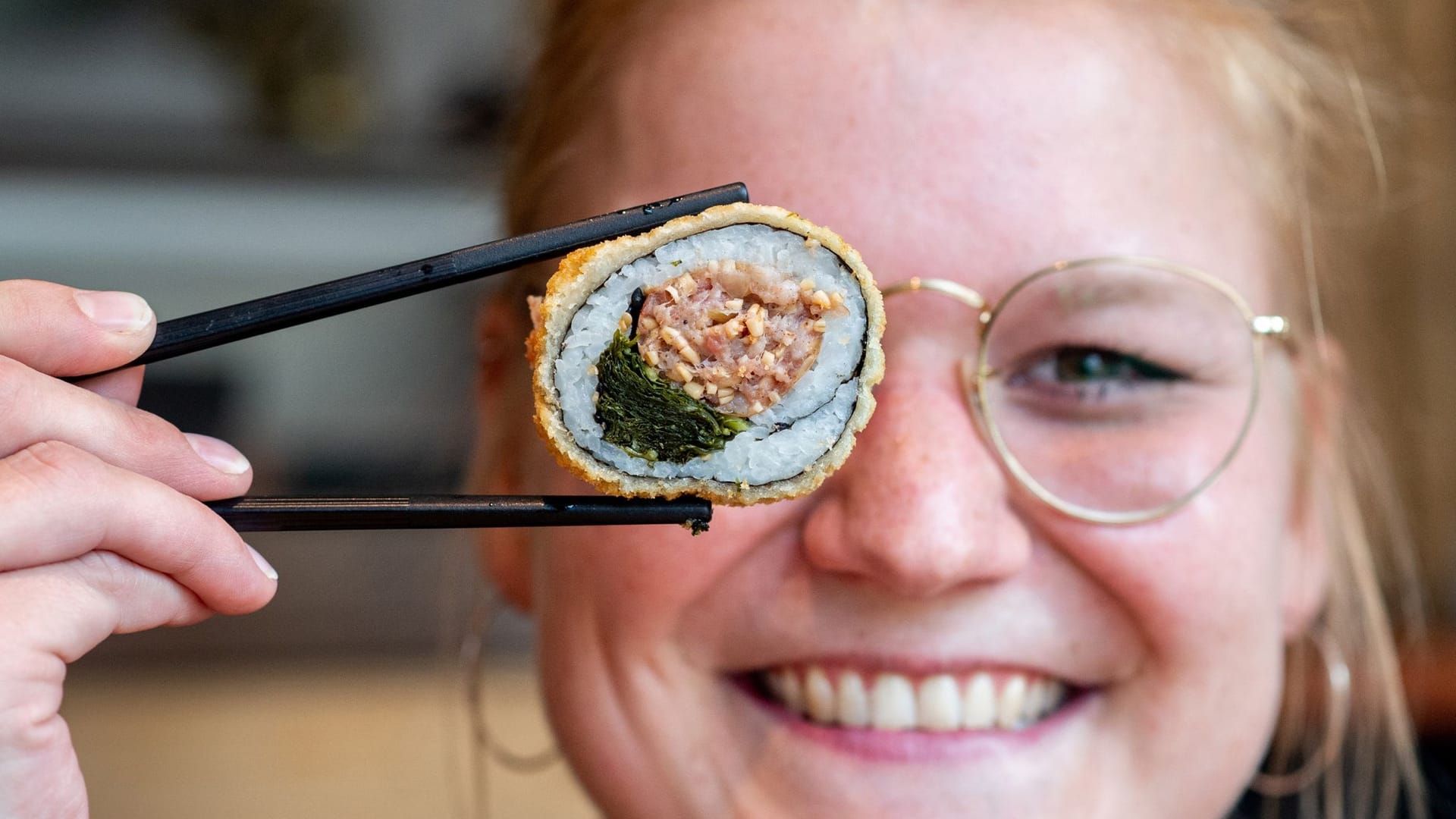 Christin Hamer-Osburg, Serviceleiterin im Restaurant Moto Kitchen, hält Sushi mit Grünkohl und Pinkel in den Händen. Christin Hamer-Osburg, Serviceleiterin im Restaurant Moto Kitchen, hält Sushi mit Grünkohl und Pinkel in den Händen.