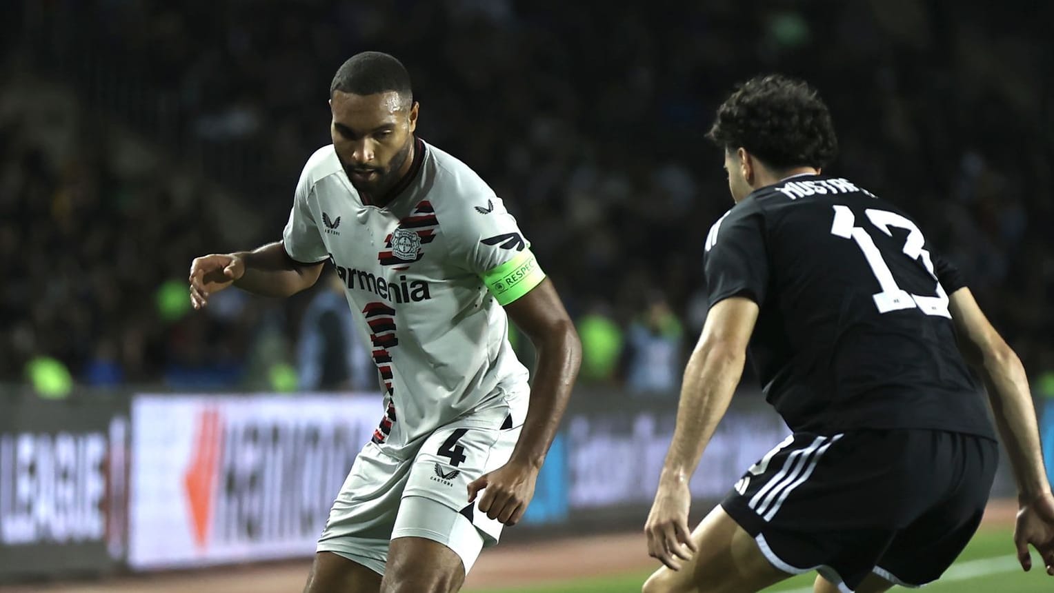 Jonathan Tah (l.) tat sich mit Bayer Leverkusen in Aserbaidschan schwer.