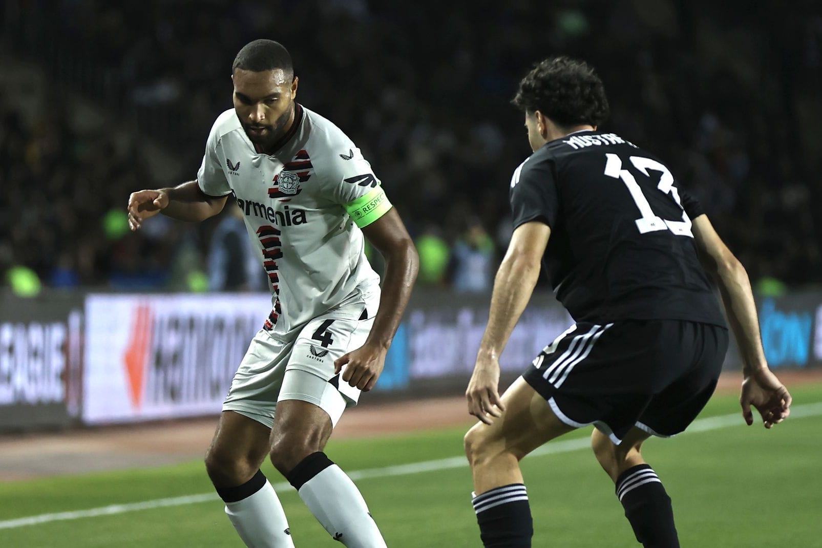 Jonathan Tah (l.) tat sich mit Bayer Leverkusen in Aserbaidschan schwer.