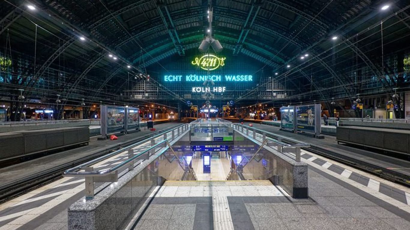 Weitgehend leer ist in den Morgenstunden der Hauptbahnhof Köln: Die Gewerkschaft Deutscher Lokomotivführer (GDL) hat zu einem 20-stündigen Warnstreik bei der Deutschen Bahn aufgerufen.