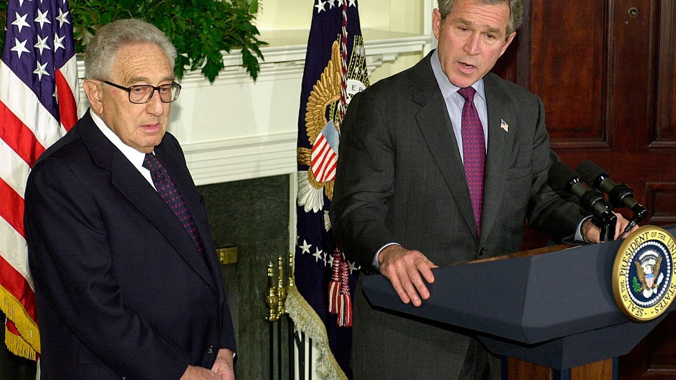 Henry Kissinger (links) und George W. Bush (Archivbild):