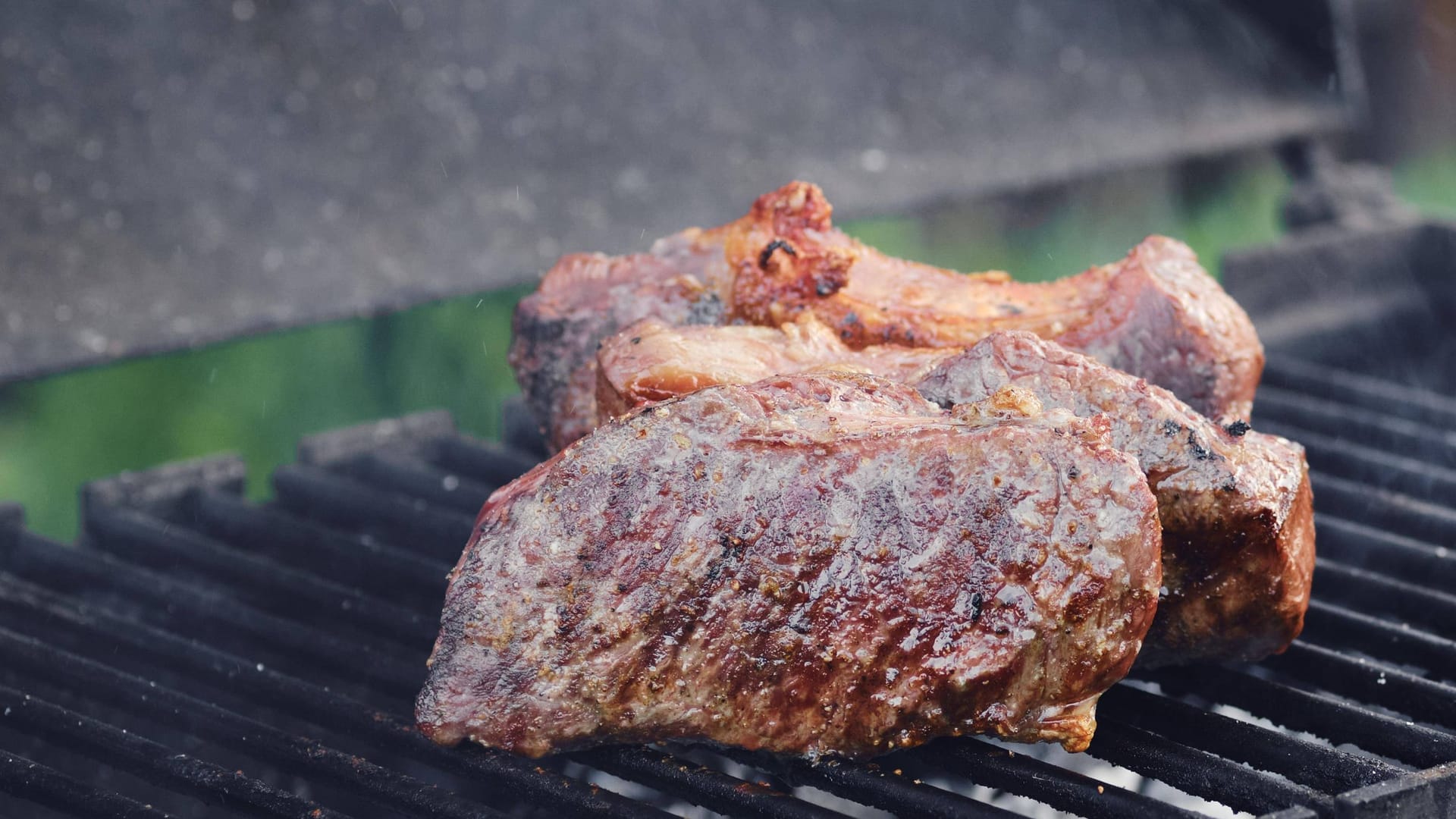 Steak auf dem Grill (Symbolfoto): Die Delikatesse ist eine der Spezialitäten des "Brenner Operngrill".