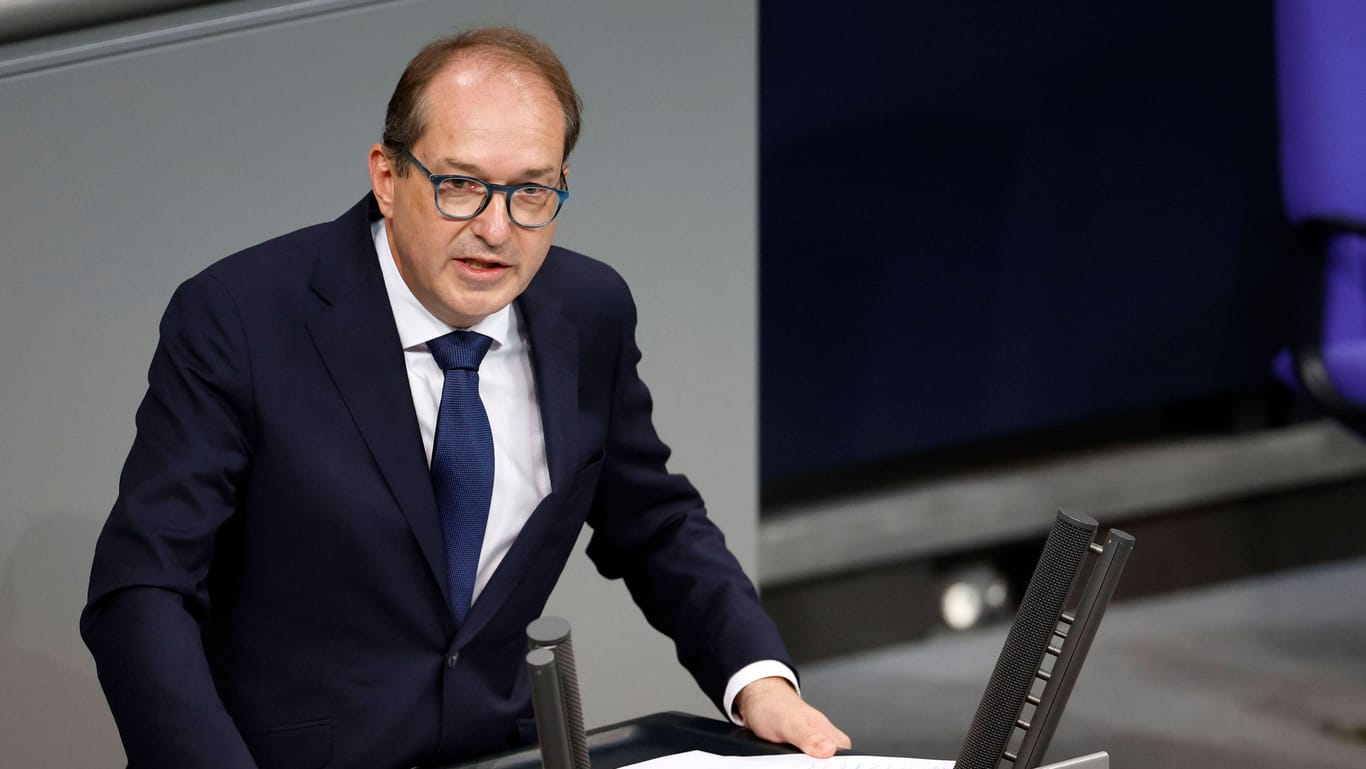 Alexander Dobrindt im Deutschen Bundestag (Archivbild): Die Union fordert eine Begrenzung bei Aufnahme von Asylbewerbern.