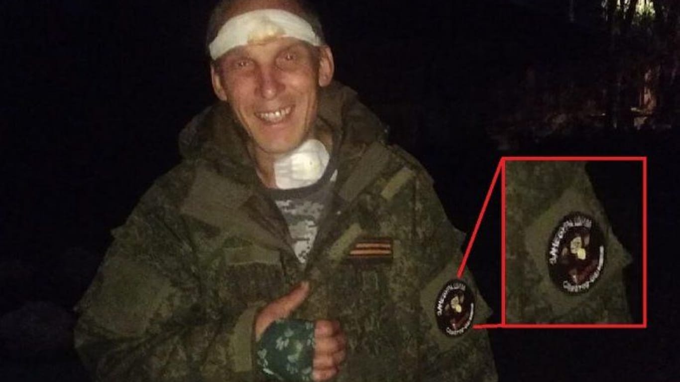 Der Kannibale Denis Gorin: Das Freiwilligenabzeichen soll beweisen, dass er für die russischen Streitkräfte kämpft.