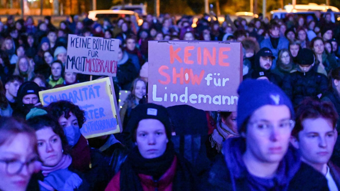 Leipzig: Vor Quarterback Arena versammelten sich am Abend etwa 300 Menschen, um gegen den Auftritt von Till Lindemann zu demonstrieren.
