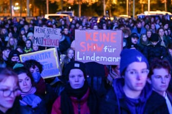 Leipzig: Vor Quarterback Arena versammelten sich am Abend etwa 300 Menschen, um gegen den Auftritt von Till Lindemann zu demonstrieren.
