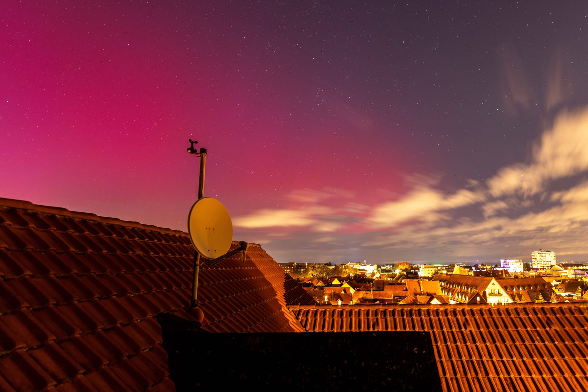 Polarlichter leuchten am Himmel über der Oberursel (Hessen).