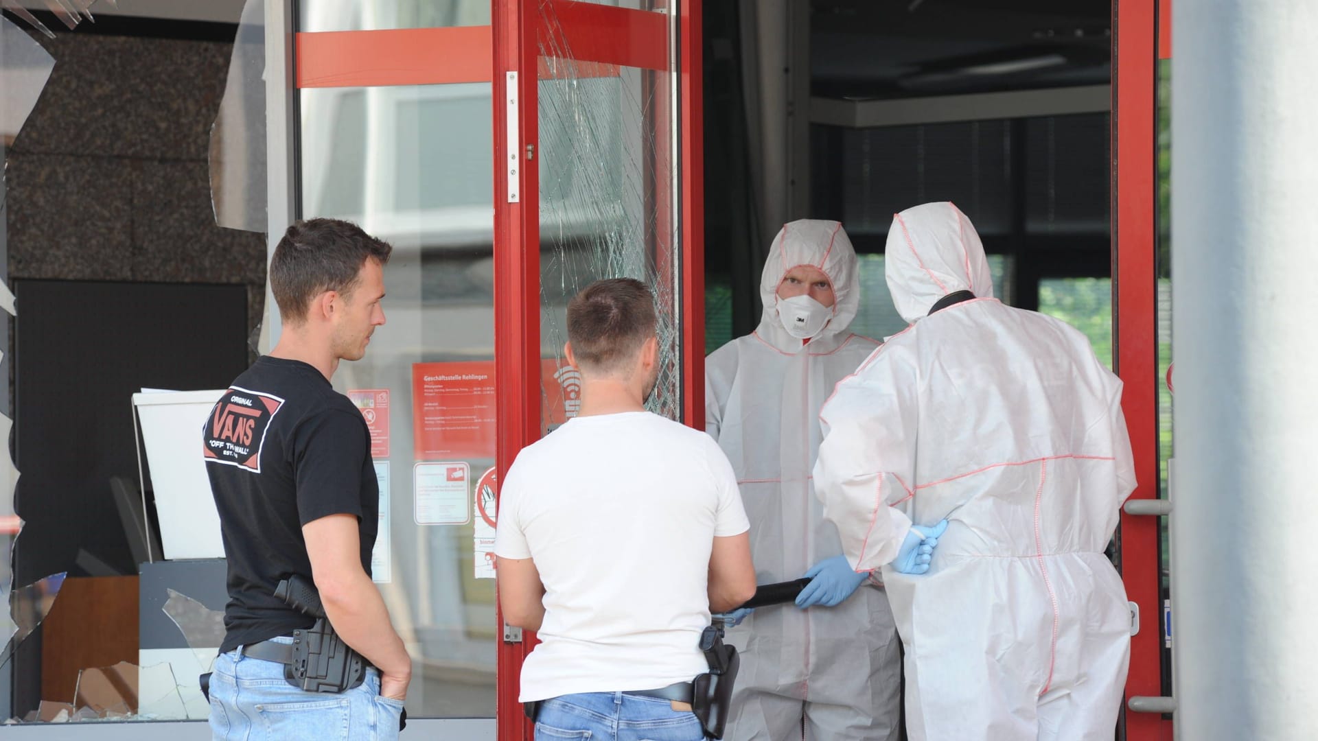 Ermittler nach der Sprengung eines Geldautomaten im Einsatz (Symbolbild): Die Täter arbeiten oft in professionell strukturierten Banden zusammen.