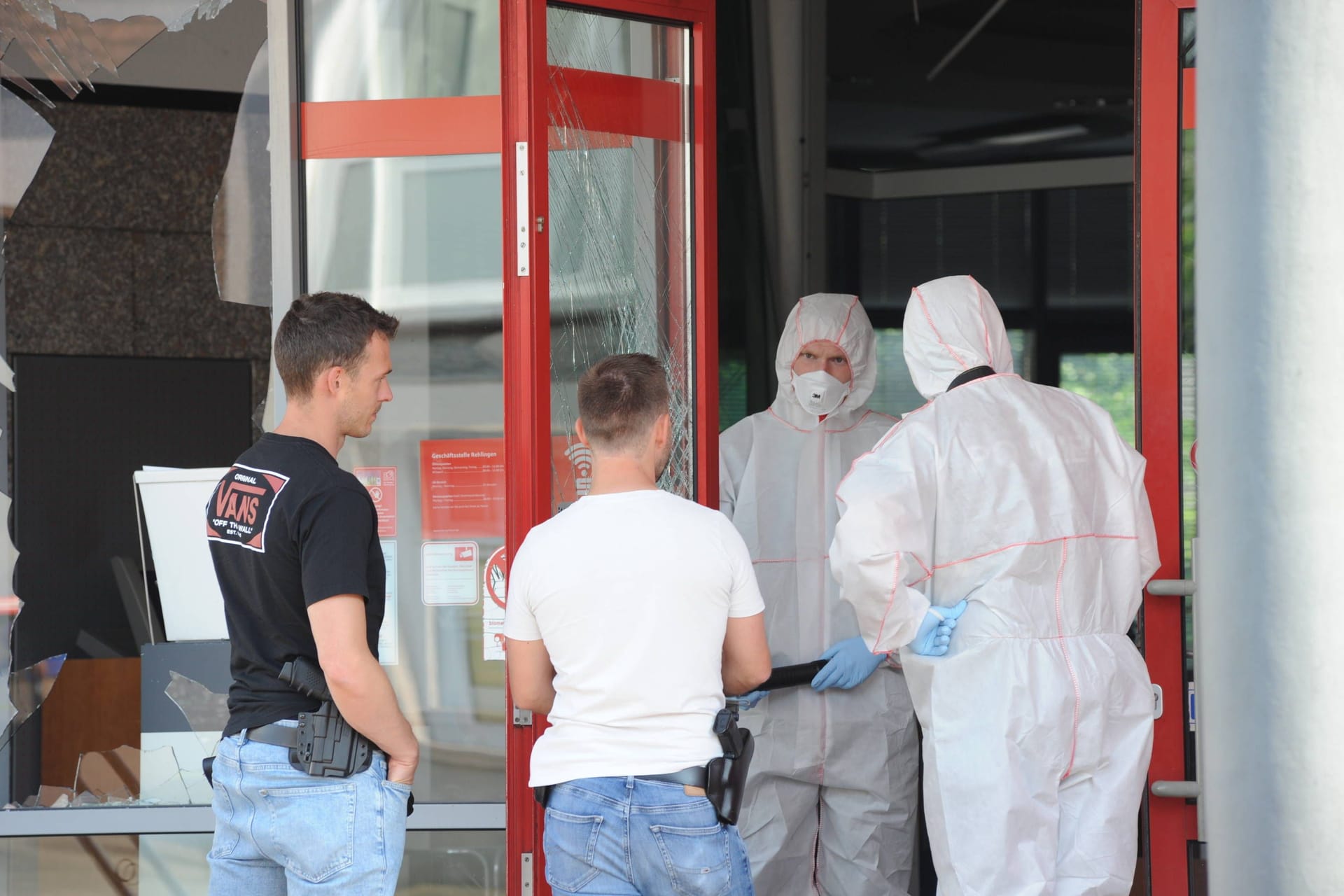 Ermittler nach der Sprengung eines Geldautomaten im Einsatz (Symbolbild): Die Täter arbeiten oft in professionell strukturierten Banden zusammen.