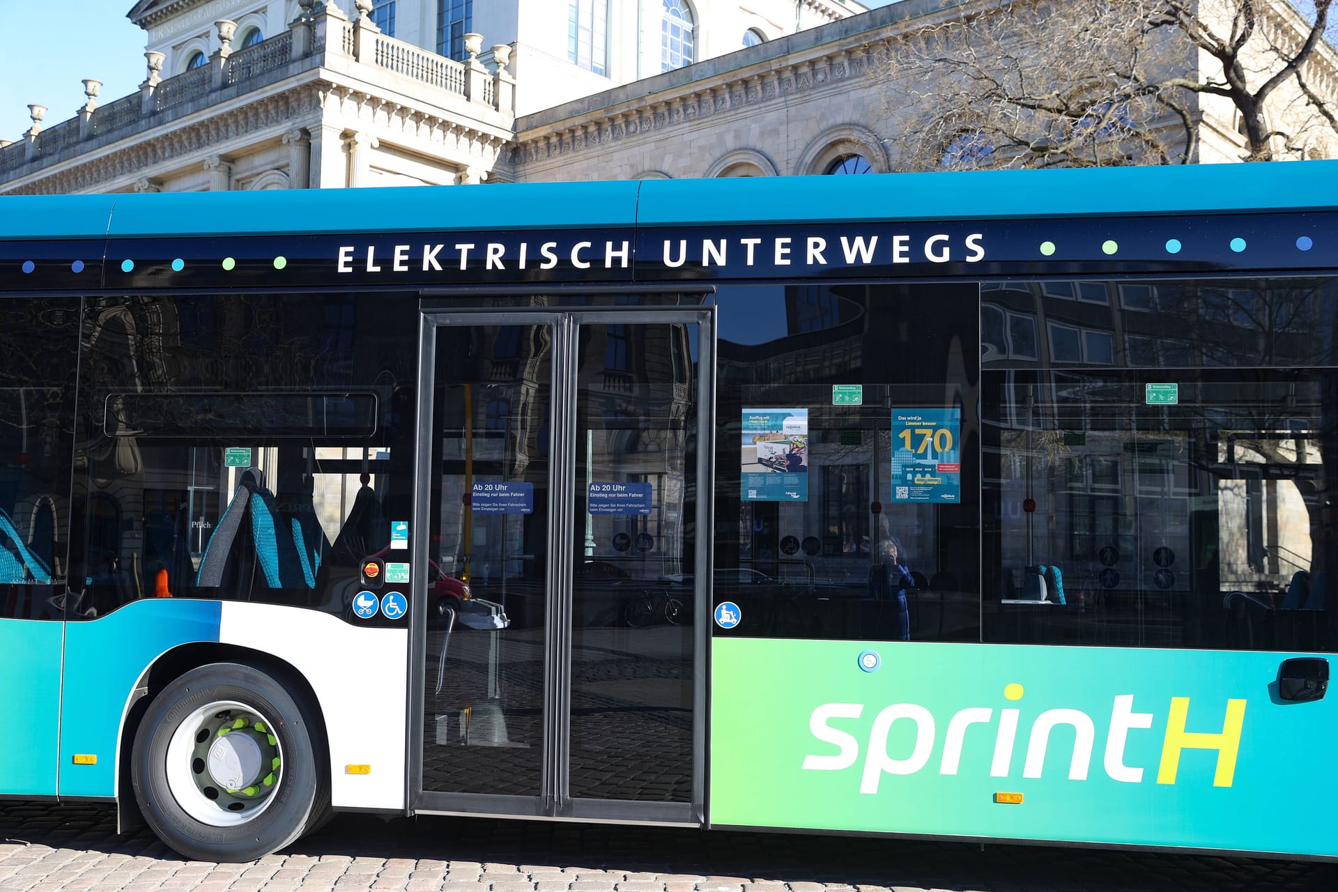 Bus in Hannover (Symbolbild): Bei einem Verkehrsunfall sind mehrere Menschen verletzt worden