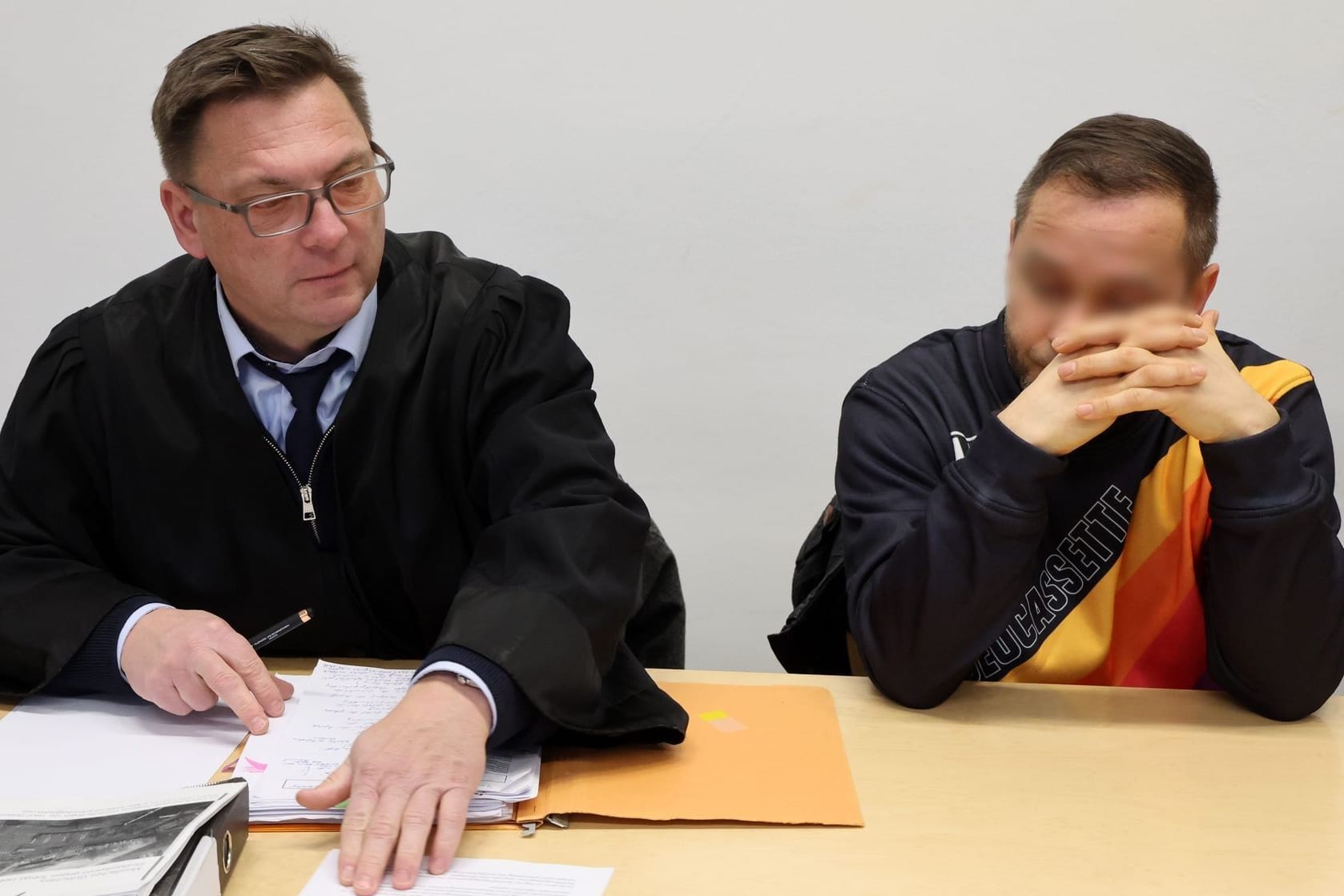 Dirk Lüder (l), Rechtsanwalt, und der verurteilte Lkw-Fahrer: Der Mann wird wegen Nötigung verurteilt, aber nicht wegen versuchter gefährlicher Körperverletzung, wie von der Anklage gefordert.