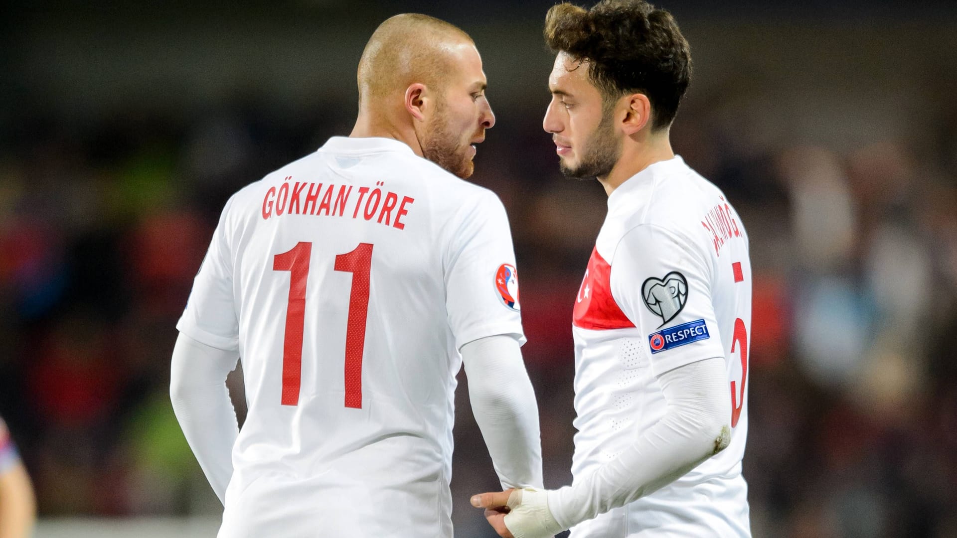 Hakan Çalhanoğlu (r.) und Gökhan Töre im Jahr 2015: Zwei Jahre zuvor bedrohte Letzterer den gebürtigen Mannheimer.