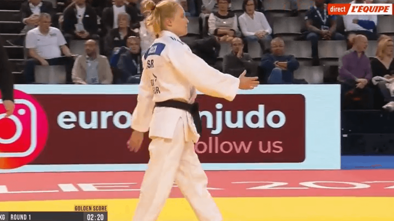 Fernsehbilder zeigen, wie die israelische Judo-Sportlerin Tamar Malca die Hand reicht.