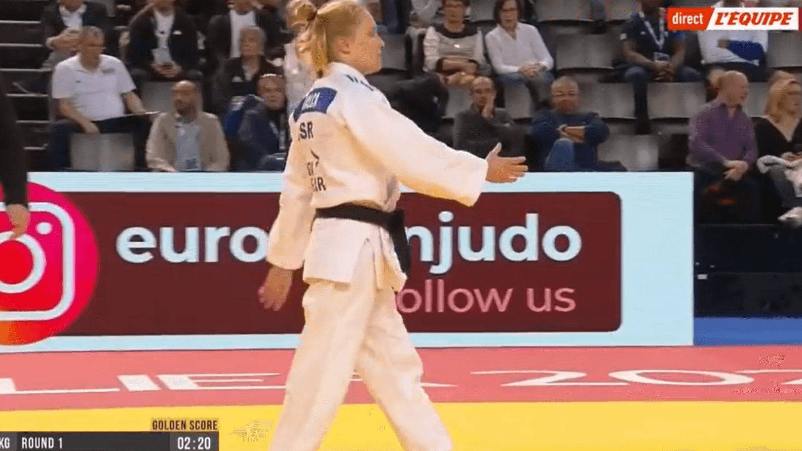 Fernsehbilder zeigen, wie die israelische Judo-Sportlerin Tamar Malca die Hand reicht.