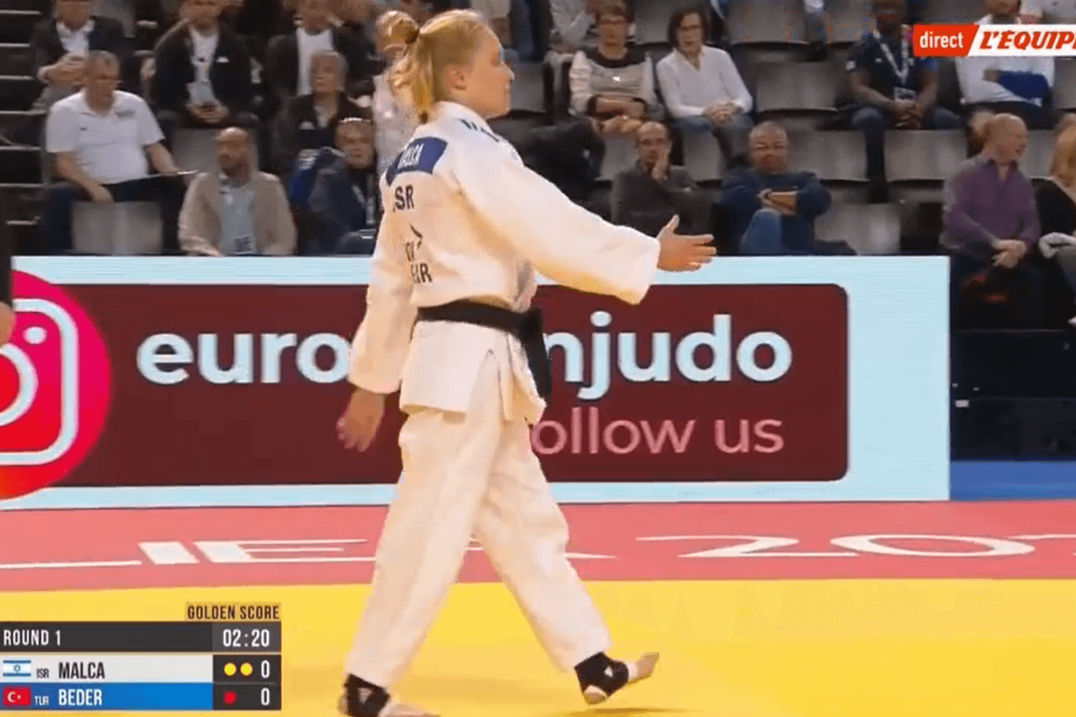 Fernsehbilder zeigen, wie die israelische Judo-Sportlerin Tamar Malca die Hand reicht.
